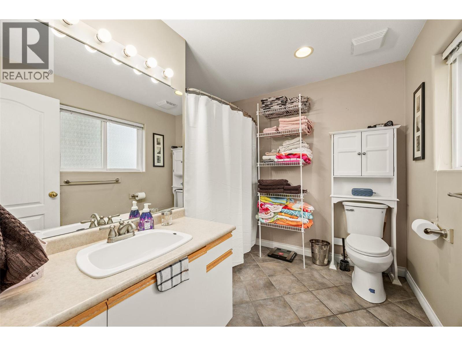 KELOWNA, British Columbia, V1V 1S9, CA, 4 Bedrooms Bedrooms, ,3 BathroomsBathrooms,Residential,For Sale,1895438