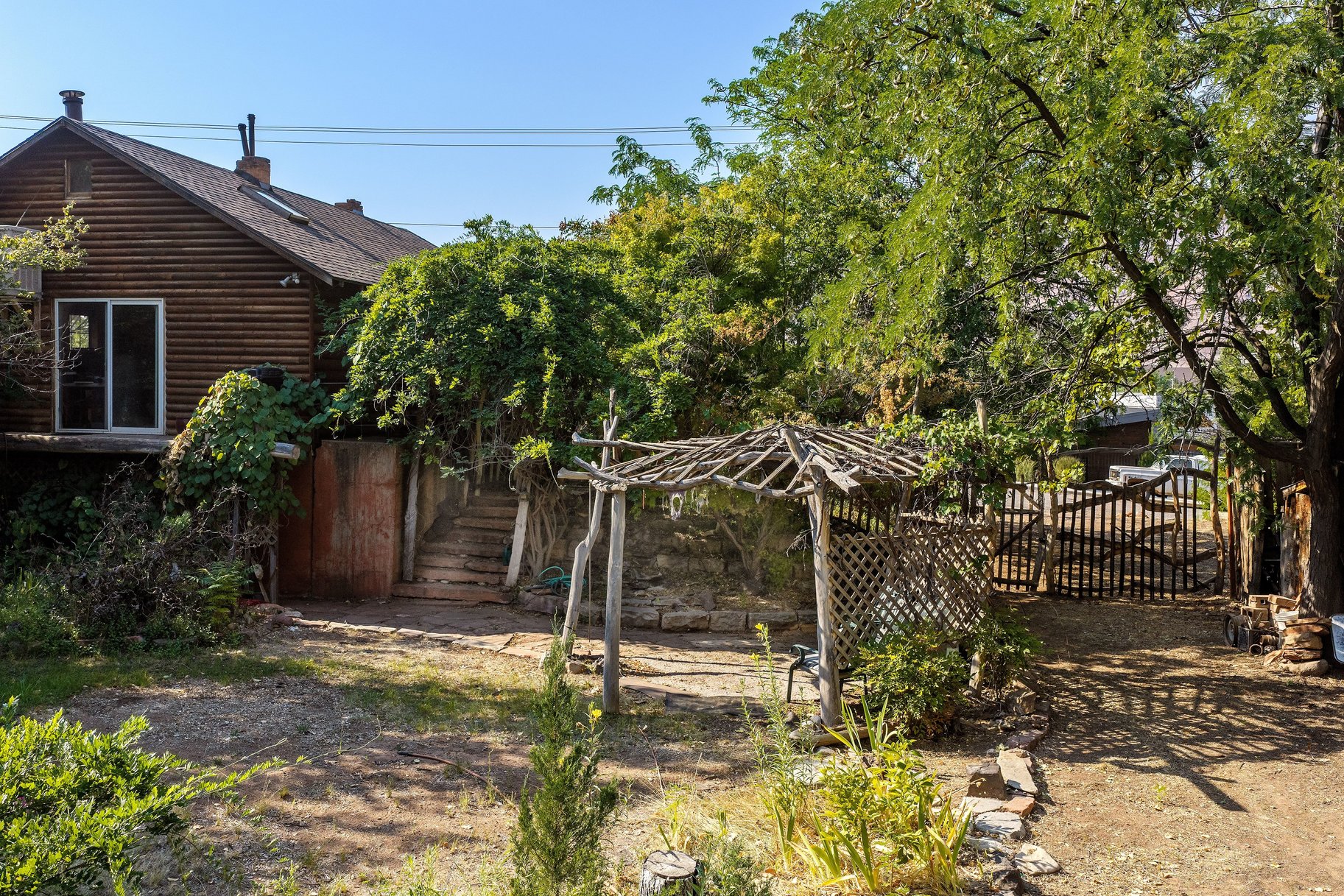  Great Location, Private Backyard & Plenty of Potential - 物件實景