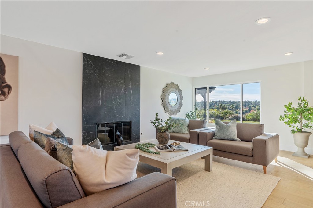 Woodland Hills, California, 91367, United States, 5 Bedrooms Bedrooms, ,4 BathroomsBathrooms,Residential,For Sale,2003511