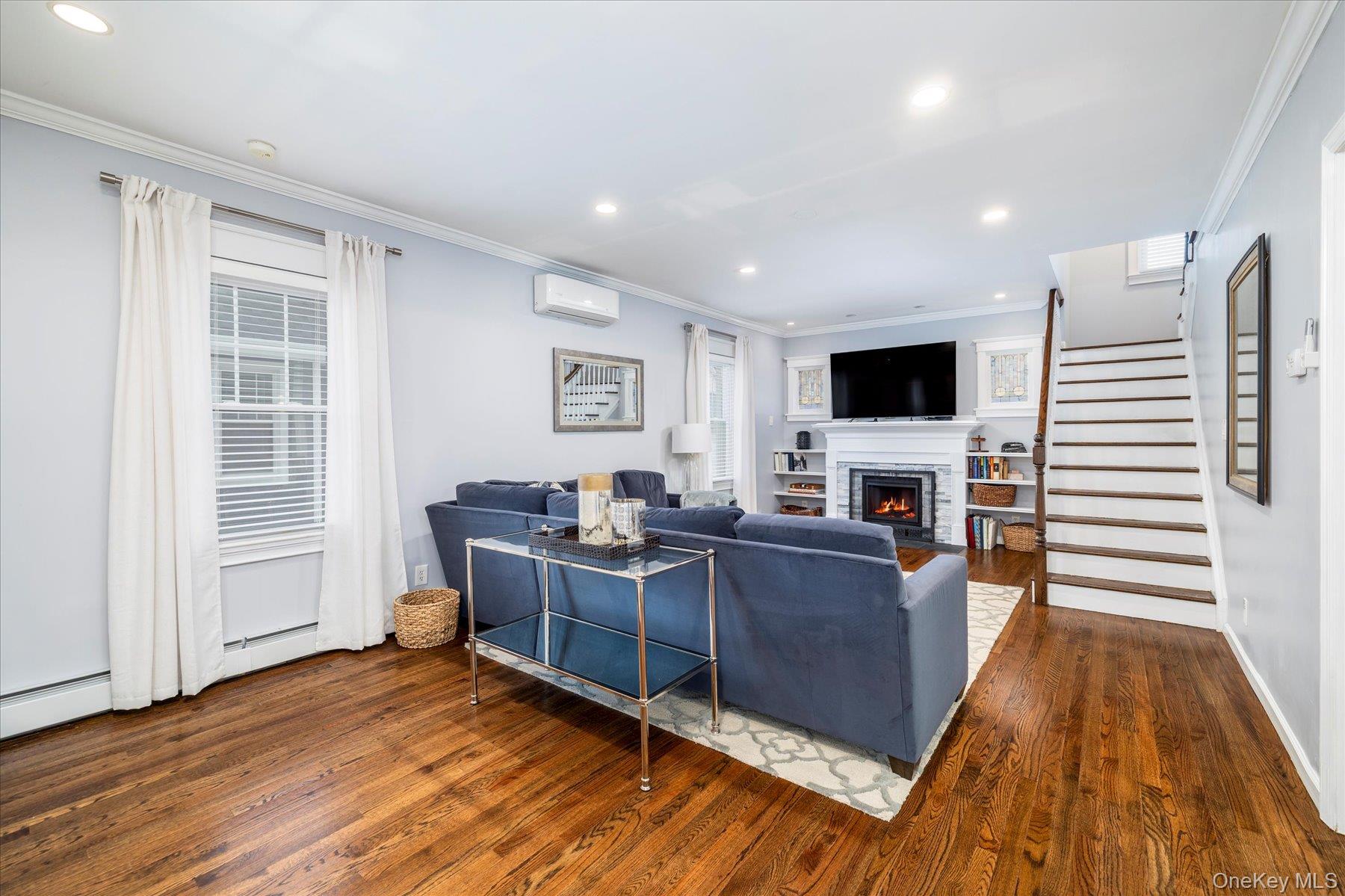 Lynbrook, New York, 11563, United States, 3 Bedrooms Bedrooms, ,2 BathroomsBathrooms,Residential,For Sale,1988362