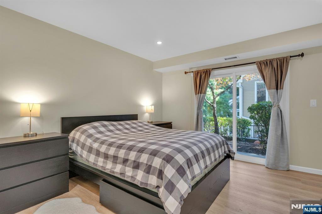 Palisades Park, New Jersey, 07650, United States, 2 Bedrooms Bedrooms, ,3 BathroomsBathrooms,Residential,For Sale,1960727