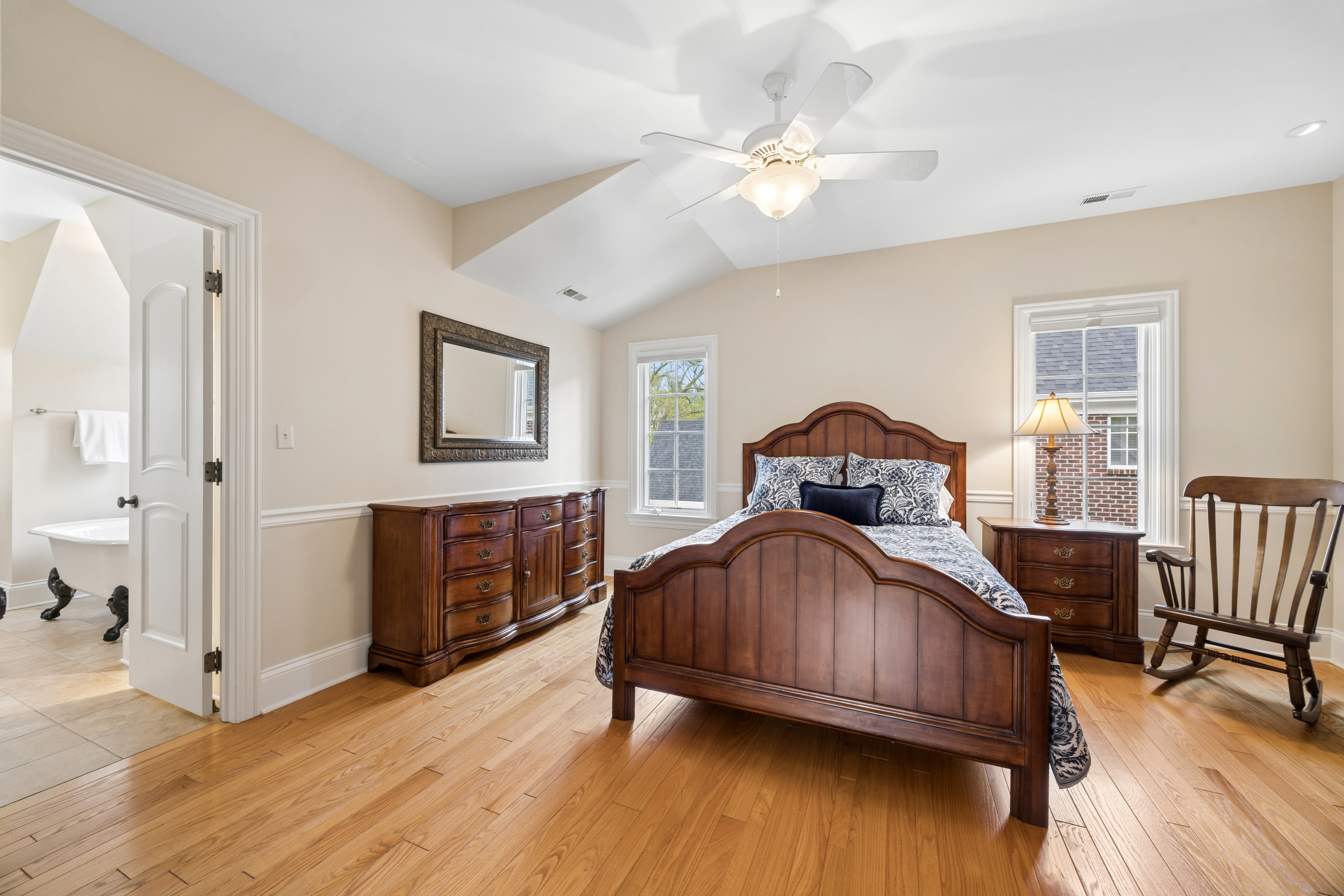  Impressive Cedar and Sstone Home in A+ Sought After Location - 物件實景