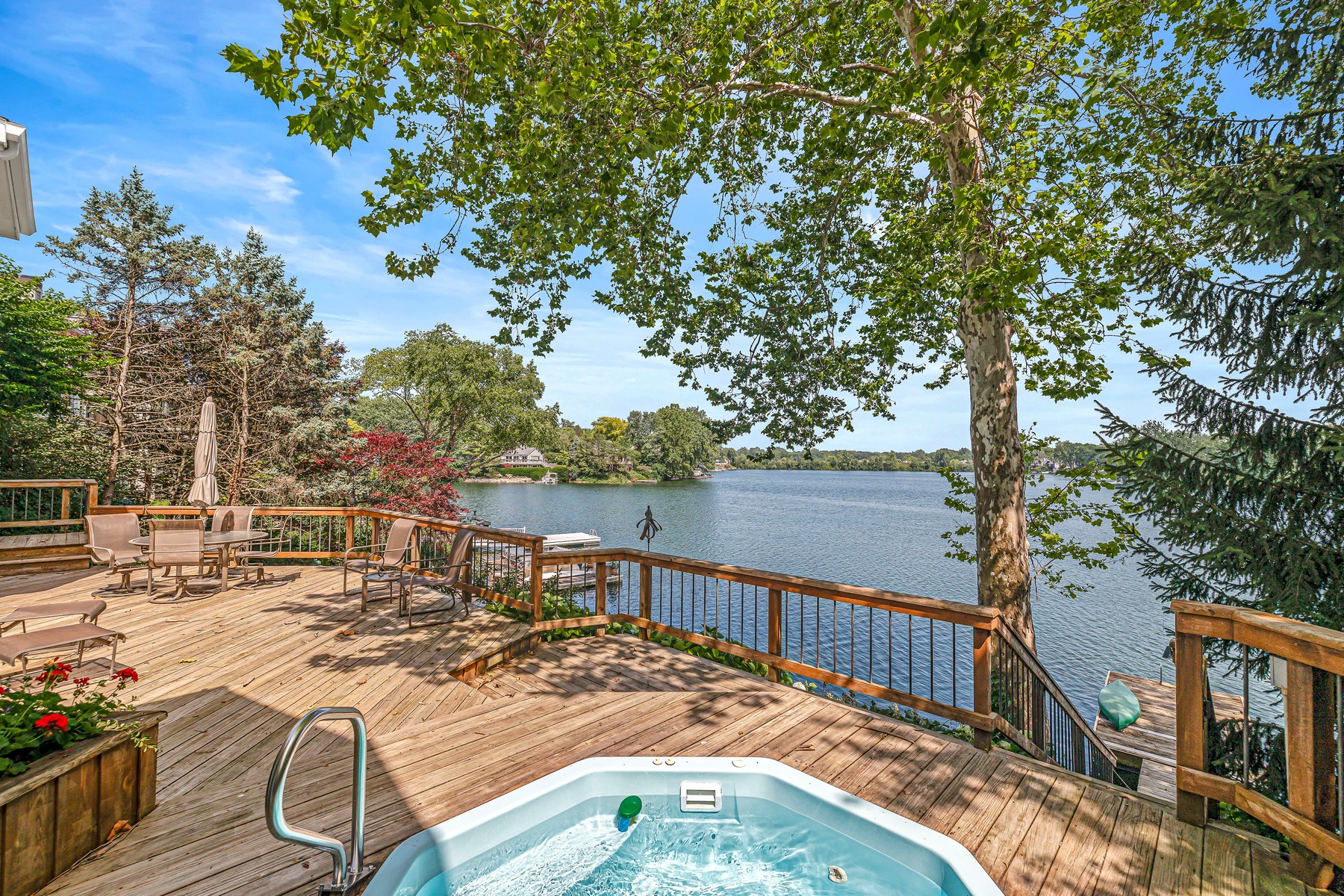  Beautifully Maintained Waterfront Home with Breathtaking Views - 物件實景