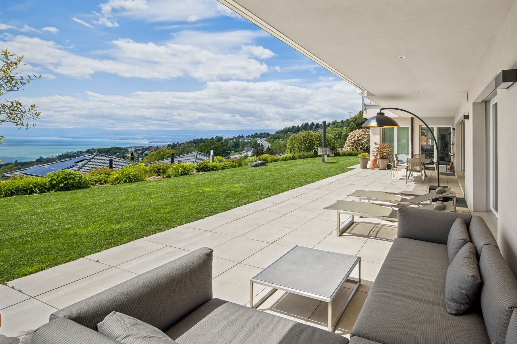  Exclusive  A haven of peace bathed in light, with breathtaking views of the lak - 物件實景