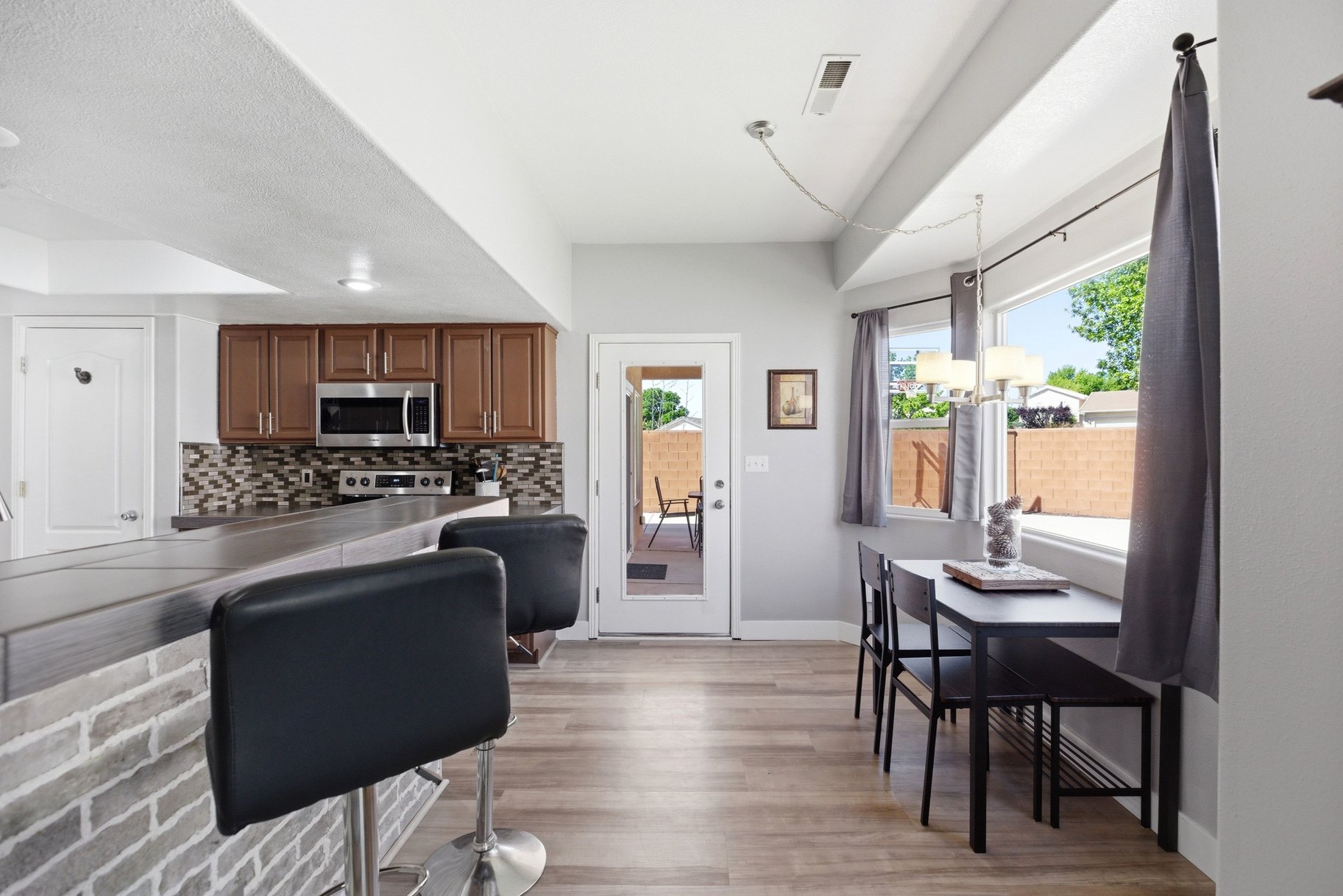  Stunning Home Conveniently Located Near Shopping and Outdoor Activities - 物件實景