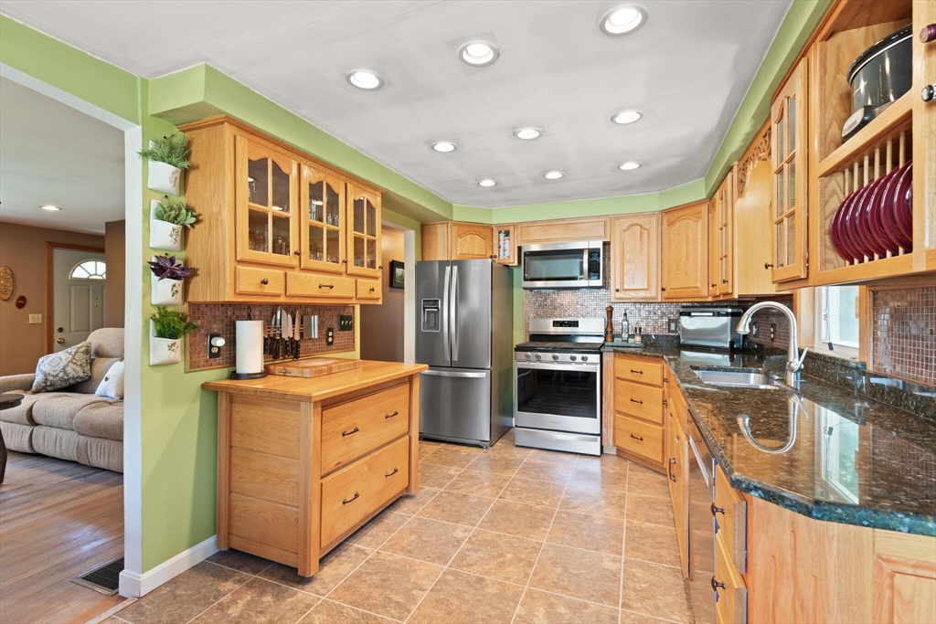 Mansfield, Massachusetts, 02048, United States, 3 Bedrooms Bedrooms, ,1 BathroomBathrooms,Residential,For Sale,1926255