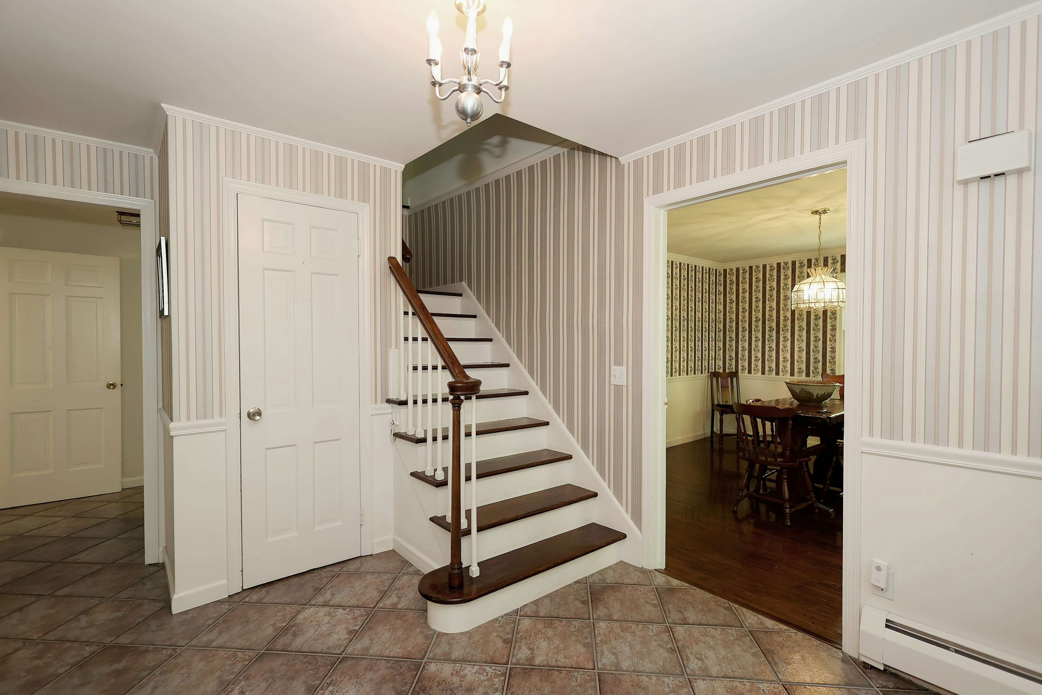  Classic New England Colonial - 物件實景