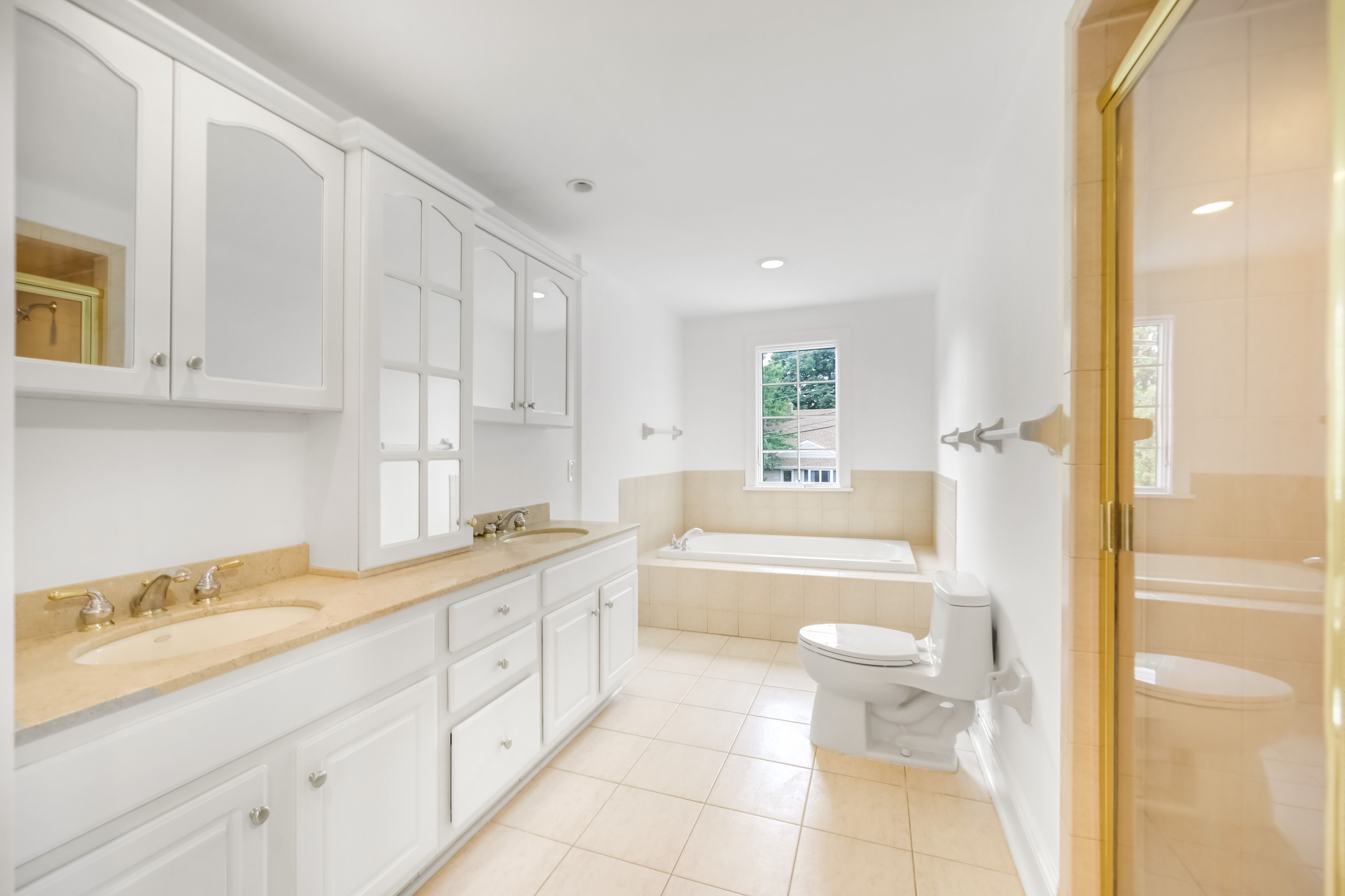 Fort Lee, New Jersey, 07024, United States, 5 Bedrooms Bedrooms, ,4 BathroomsBathrooms,Residential,For Sale,1981309