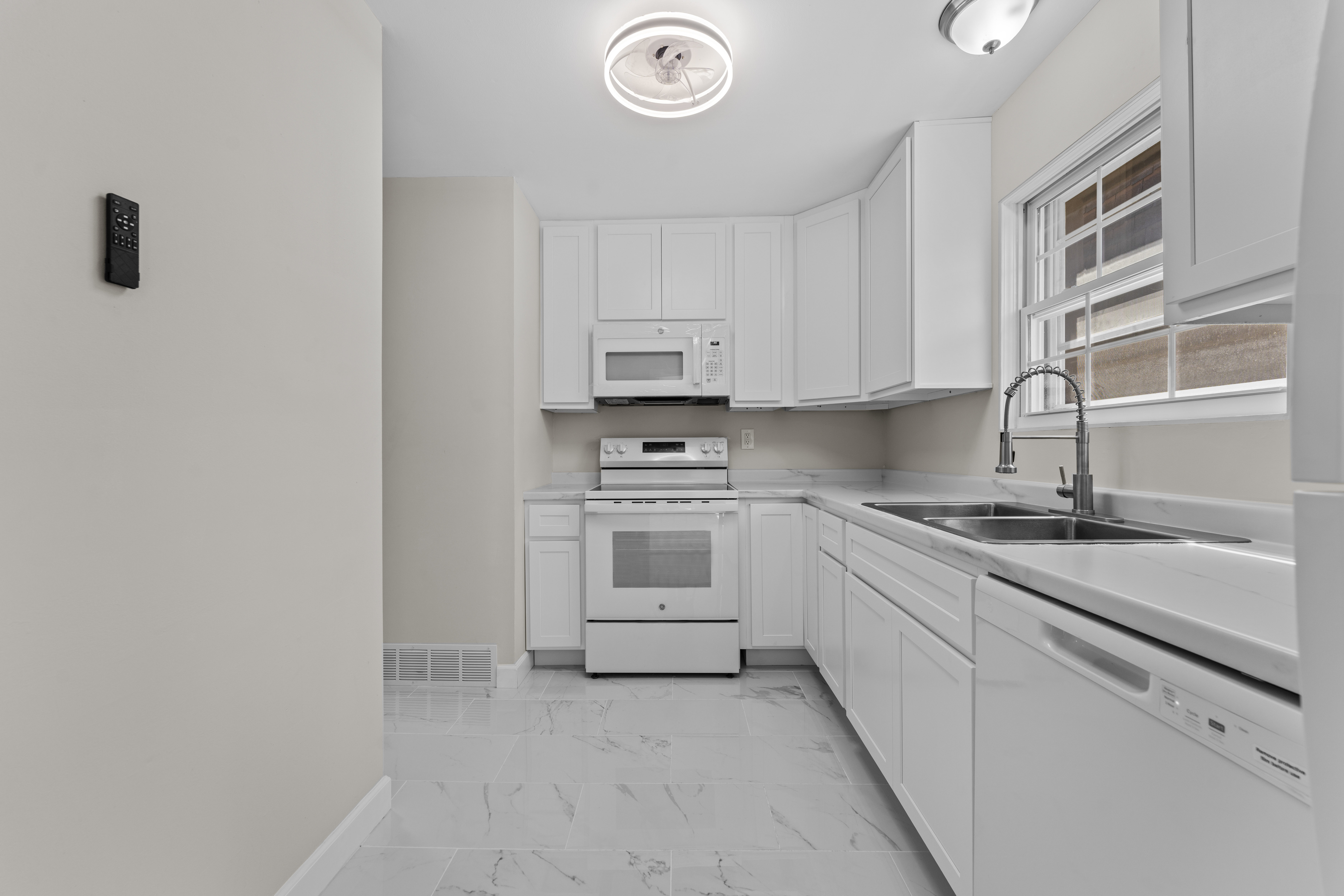  Completely Renovated Garden-Style Condo in Parkway Central Schools - 物件實景