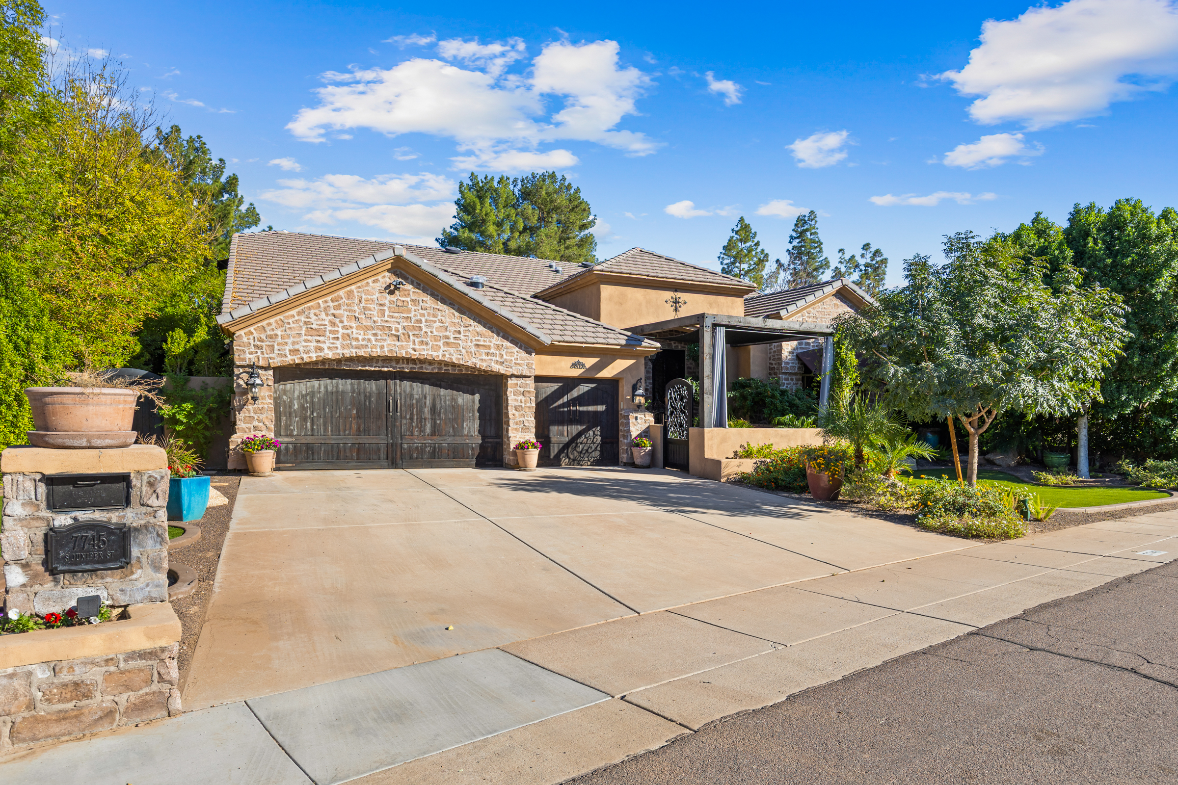 Tempe, Arizona, 85284, United States, 5 Bedrooms Bedrooms, ,3 BathroomsBathrooms,Residential,For Sale,1989924