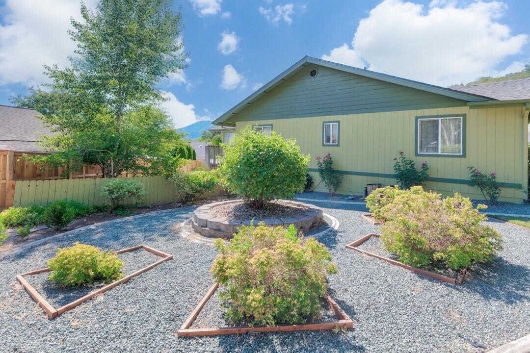 Rogue River, Oregon, 97537, United States, 3 Bedrooms Bedrooms, ,3 BathroomsBathrooms,Residential,For Sale,1944888