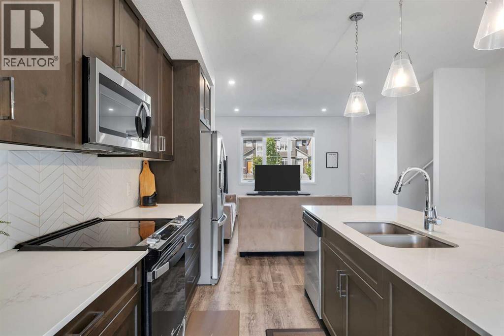 CALGARY, Alberta, T2X 4R1, CA, 3 Bedrooms Bedrooms, ,2 BathroomsBathrooms,Residential,For Sale,1949182