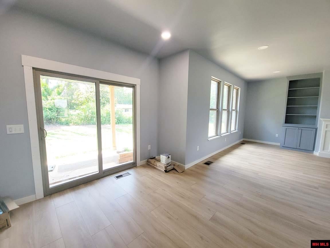 Mountain Home, Arkansas, 72653, United States, 3 Bedrooms Bedrooms, ,2 BathroomsBathrooms,Residential,For Sale,1983473