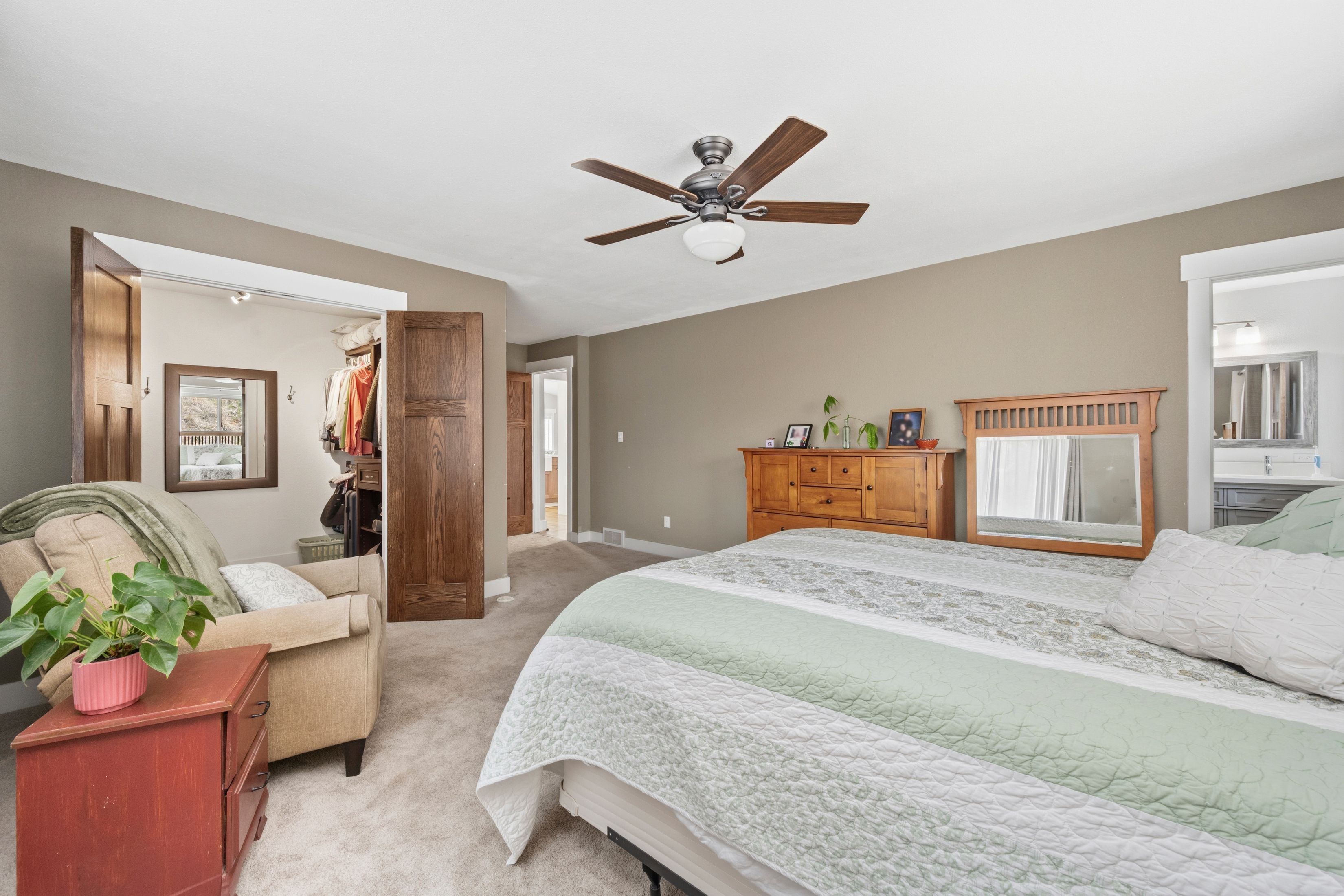  Beautifully Updated Raised Ranch, Perfectly Positioned to Capture Views - 物件實景