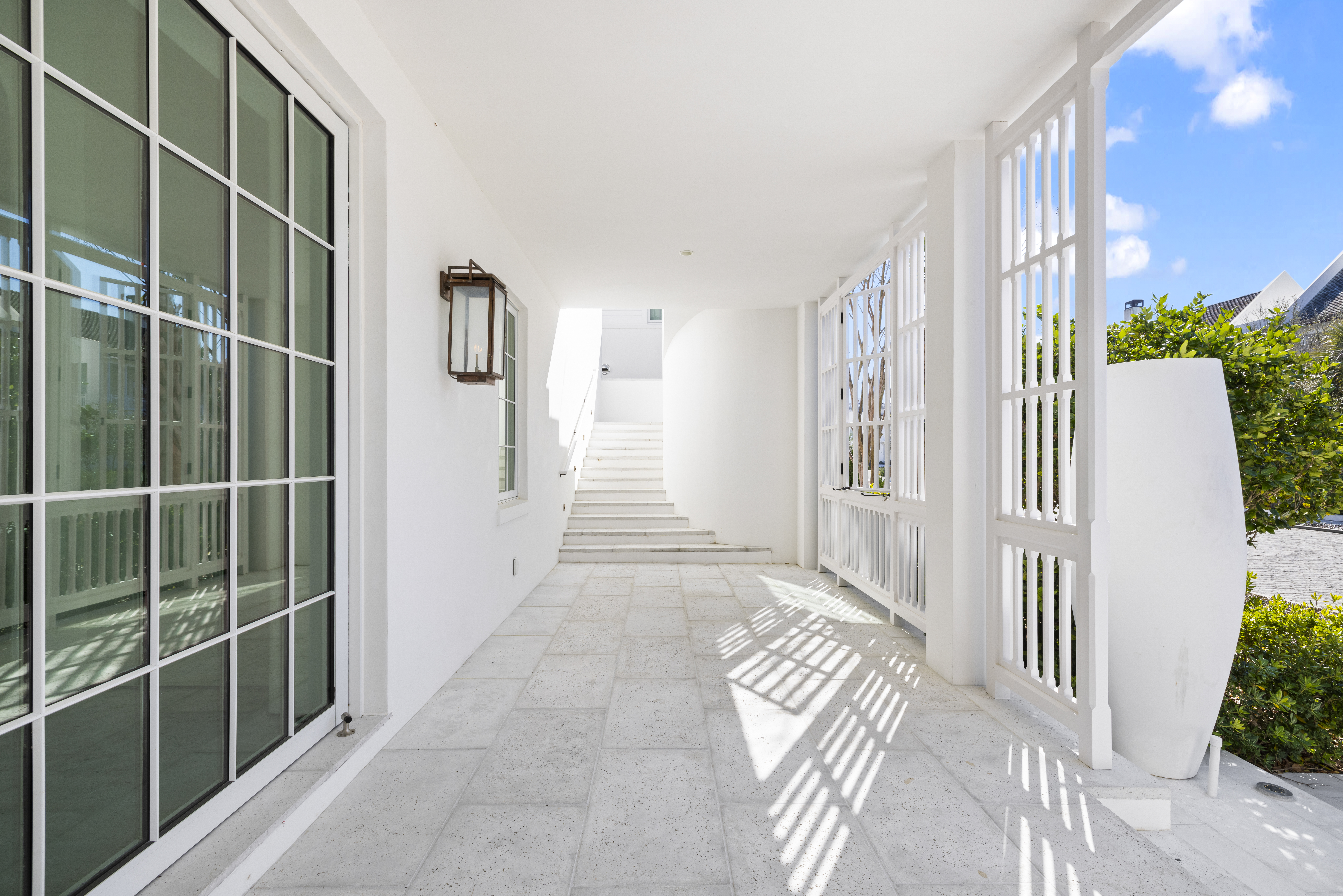  Architectural Gem With Pool And Carriage House - 物件實景