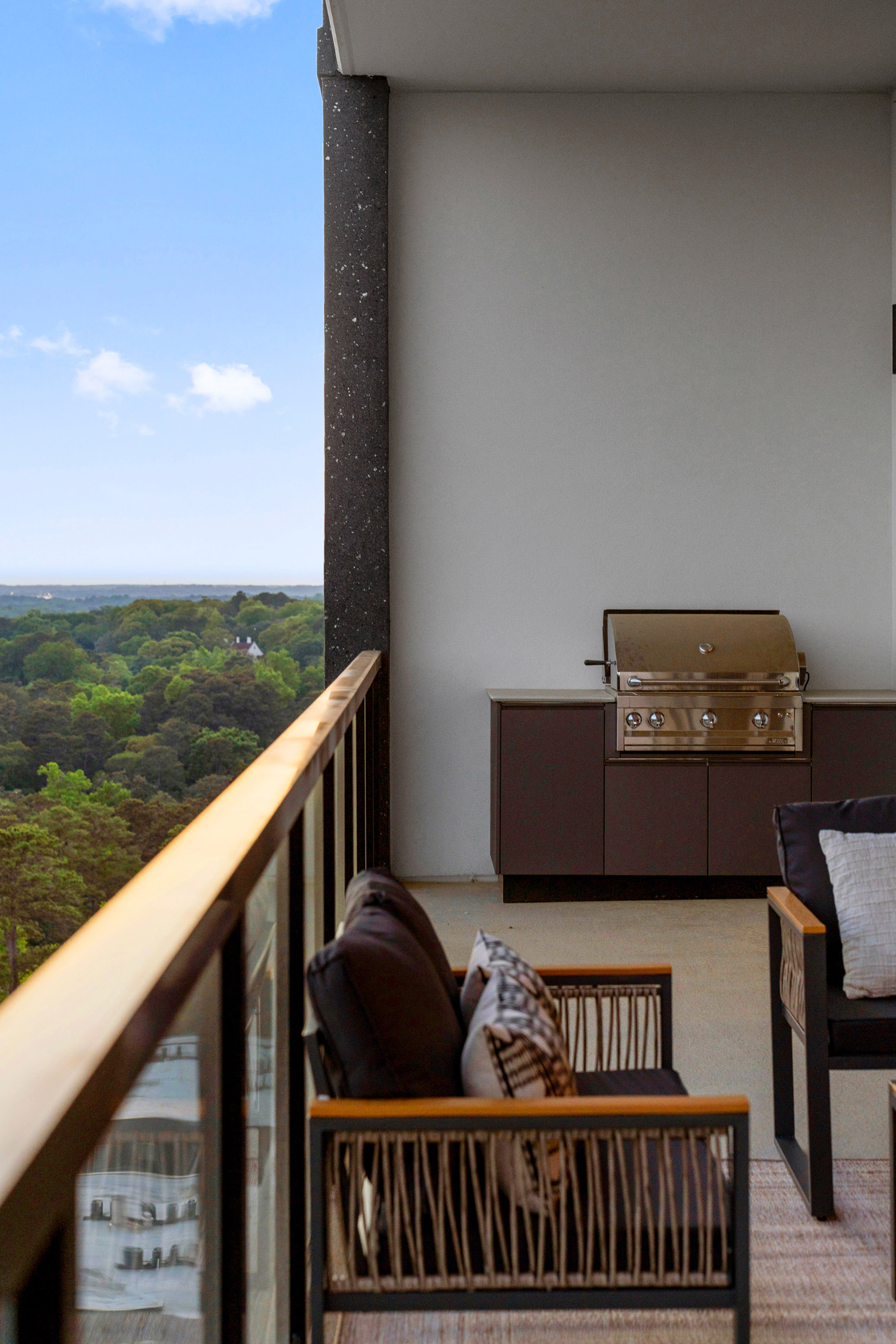  Stunning 17th Floor Corner Unit with Architectural Upgrades - 物件實景