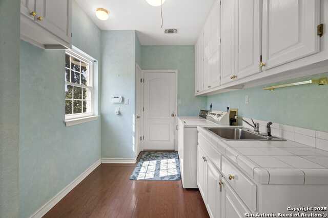 Kerrville, Texas, 78028, United States, 3 Bedrooms Bedrooms, ,4 BathroomsBathrooms,Residential,For Sale,1910535