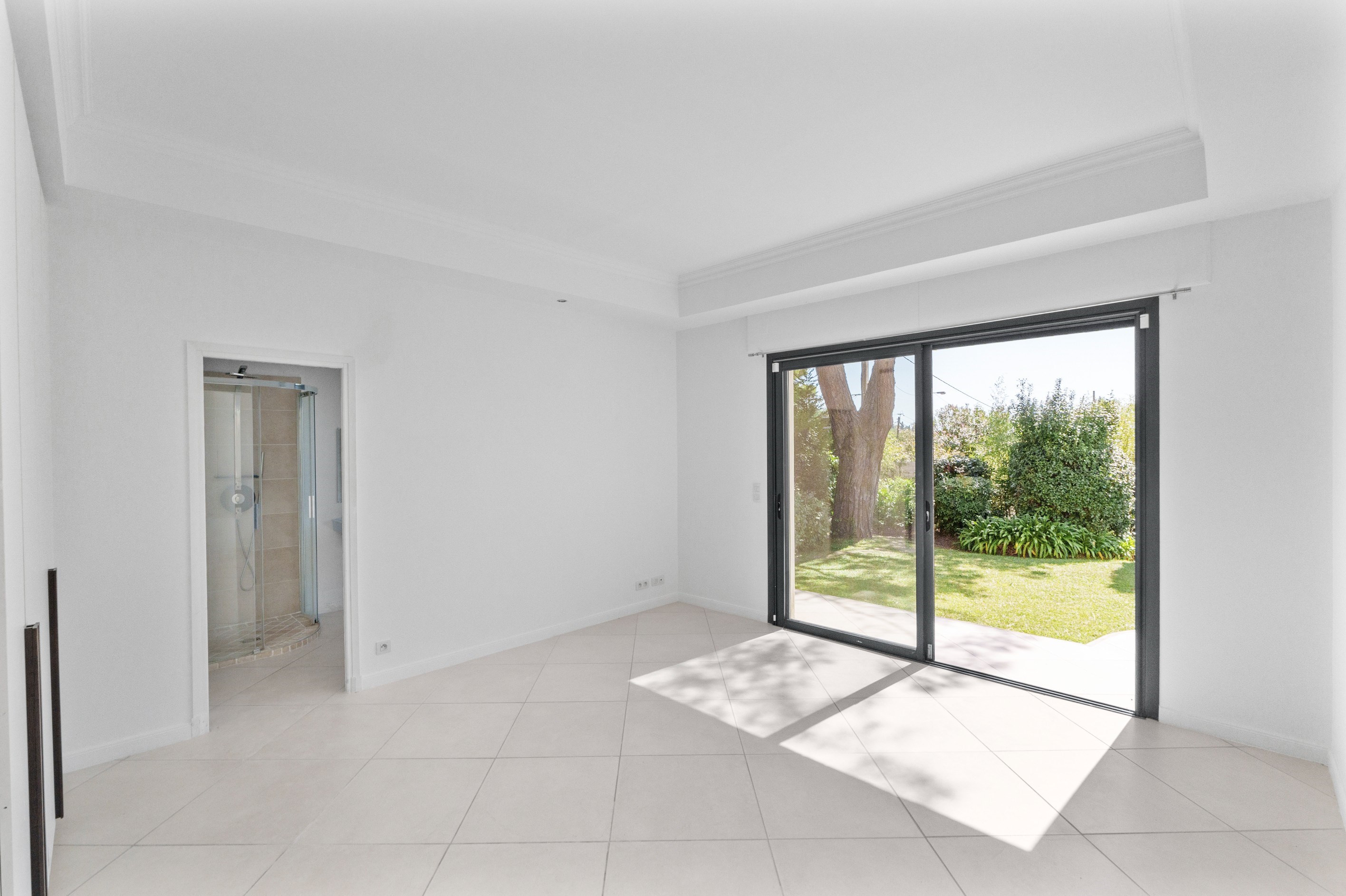  Contemporary single-storey villa with pool and pétanque court for sale in Mougi… - 物件實景