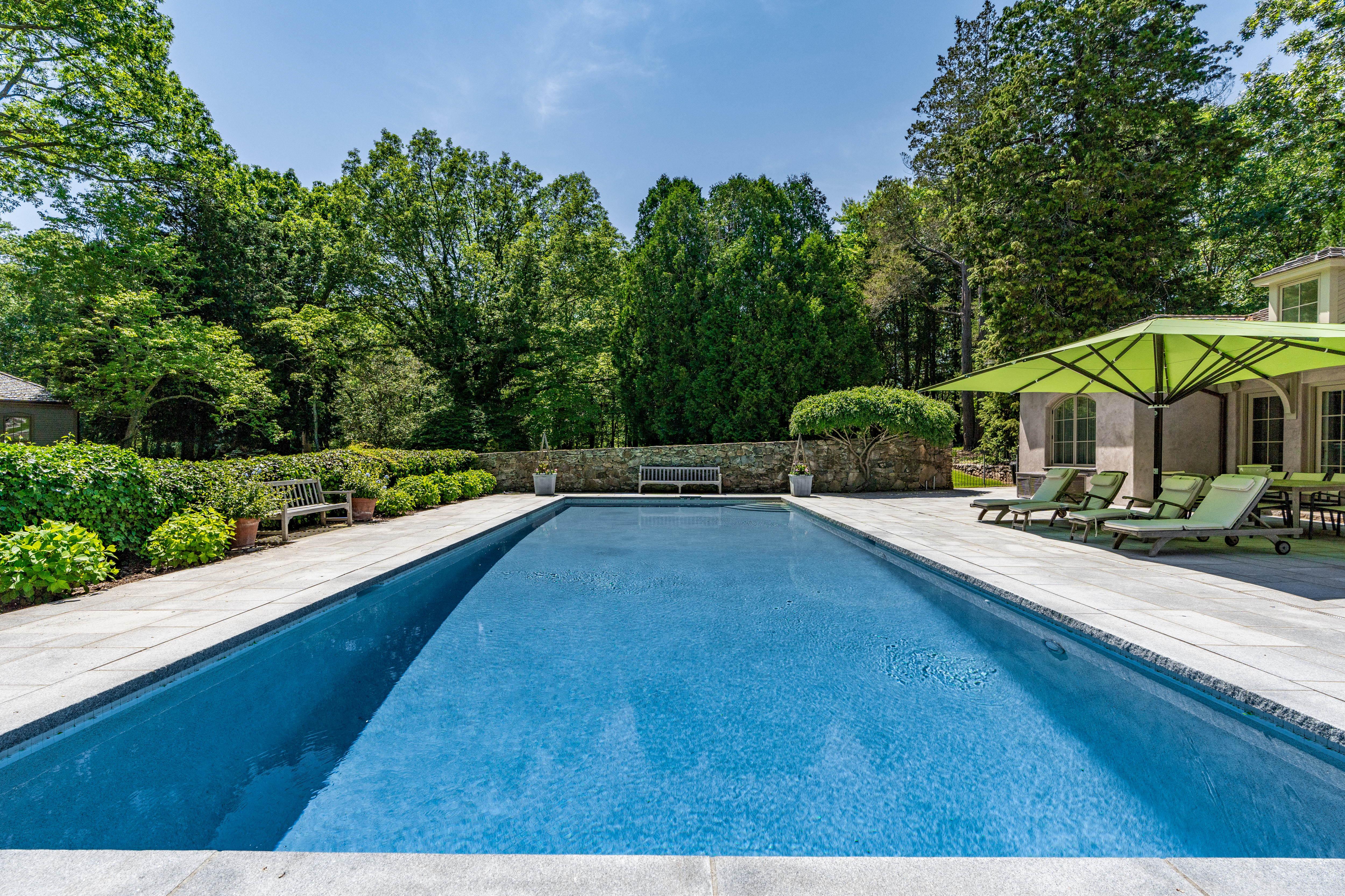  Hilltop Estate Offers Old World Elegance & Modern Luxury - 物件實景