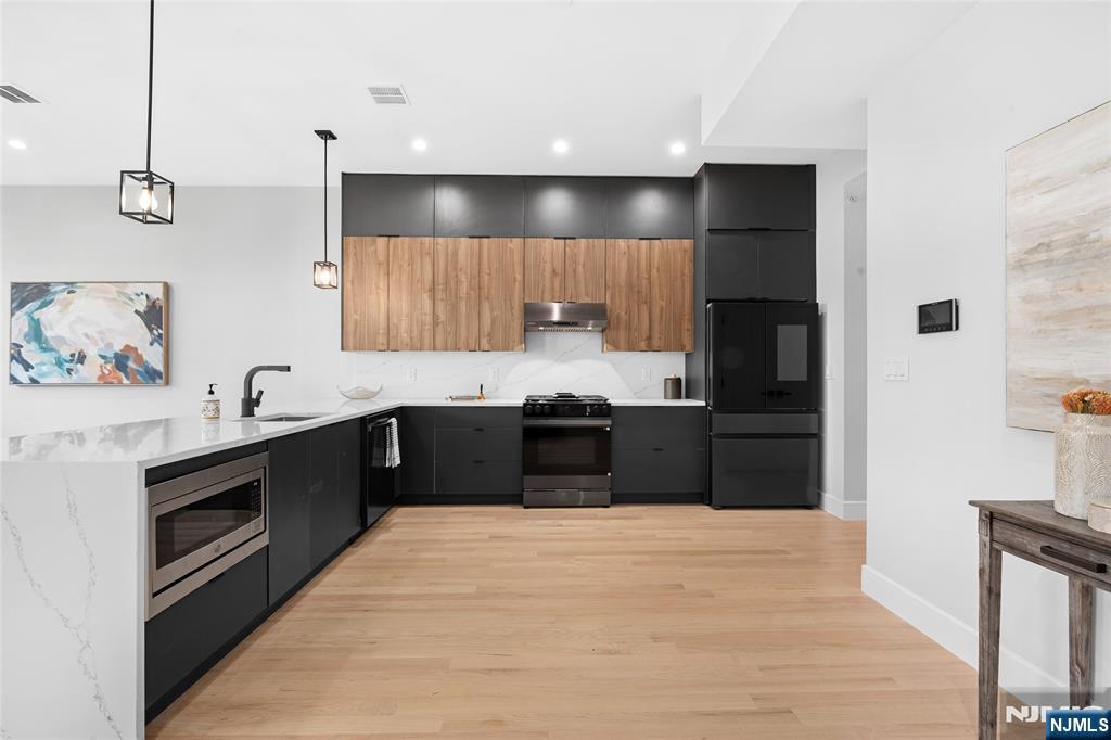 Jersey City, New Jersey, 07306, United States, 2 Bedrooms Bedrooms, ,2 BathroomsBathrooms,Residential,For Sale,1988050