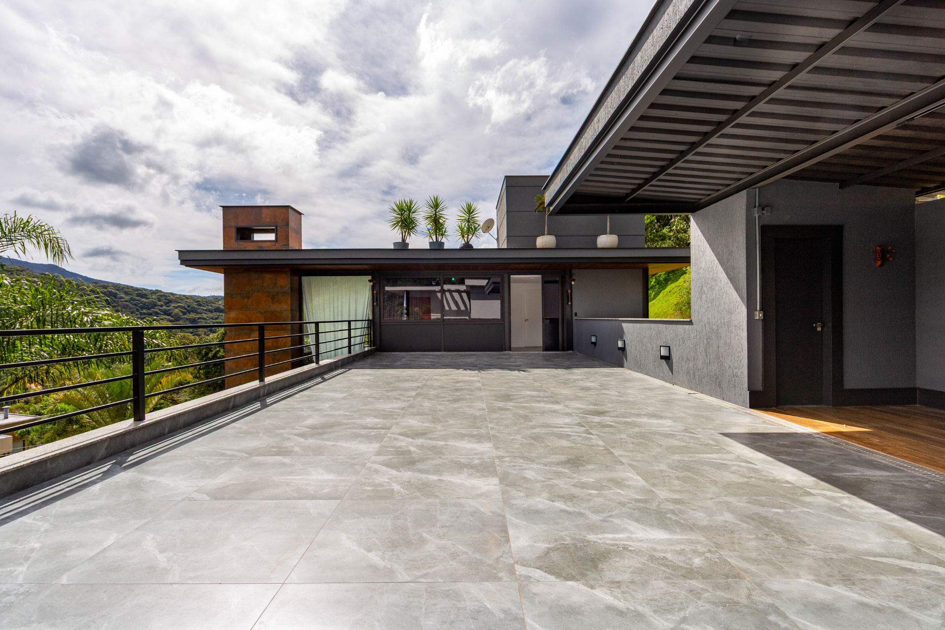  Single-story residence with four suites in a high-standard condominium - 物件實景