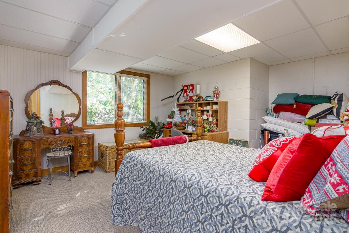 Hendersonville, North Carolina, 28739, United States, 3 Bedrooms Bedrooms, ,2 BathroomsBathrooms,Residential,For Sale,1974485