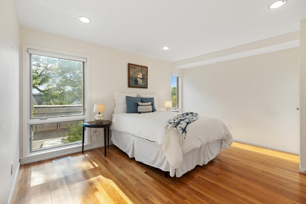 Marblehead, Massachusetts, 01945, United States, 2 Bedrooms Bedrooms, ,2 BathroomsBathrooms,Residential,For Sale,1895462