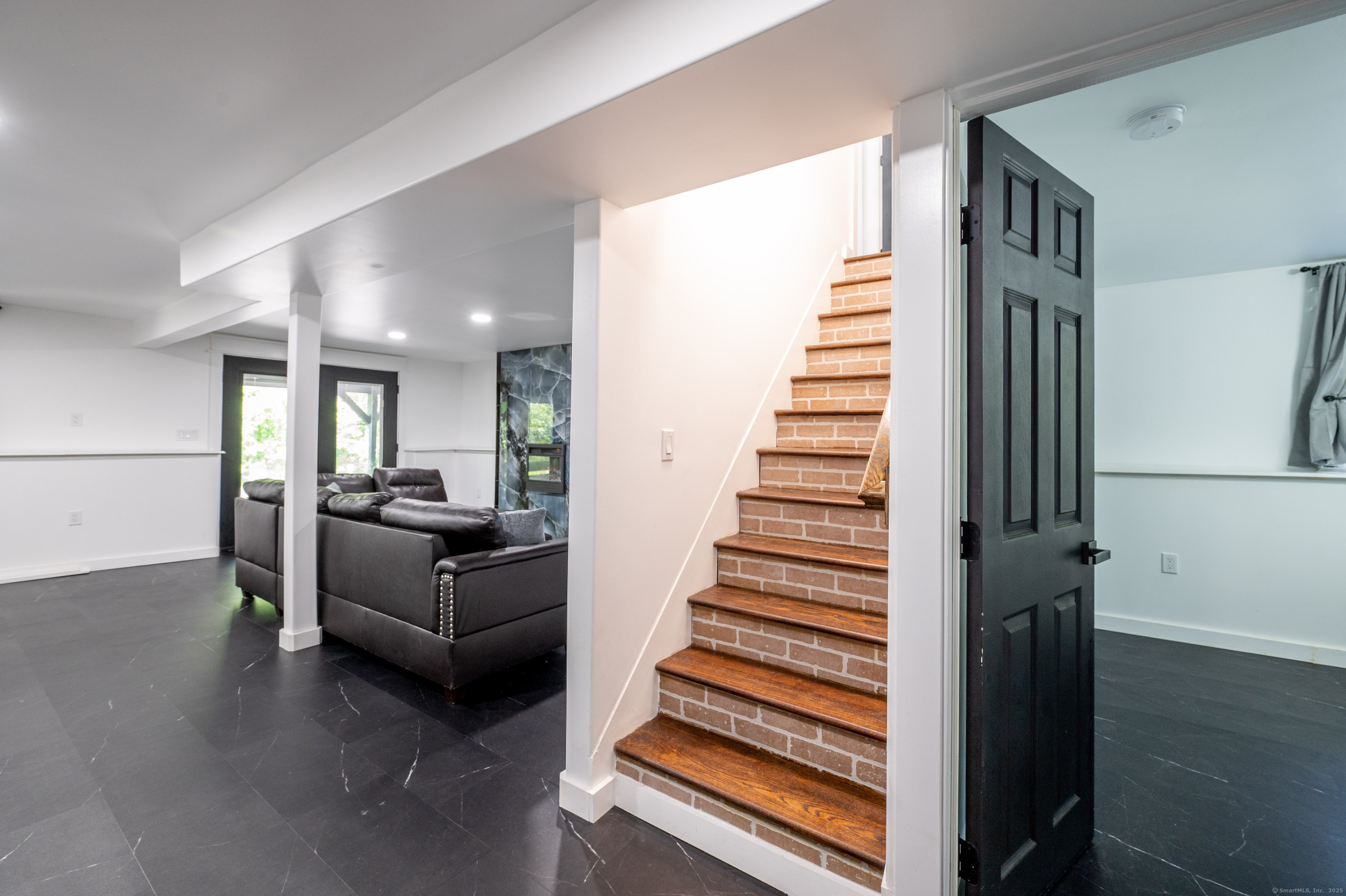 New Milford, Connecticut, 06776, United States, 2 Bedrooms Bedrooms, ,2 BathroomsBathrooms,Residential,For Sale,1927080