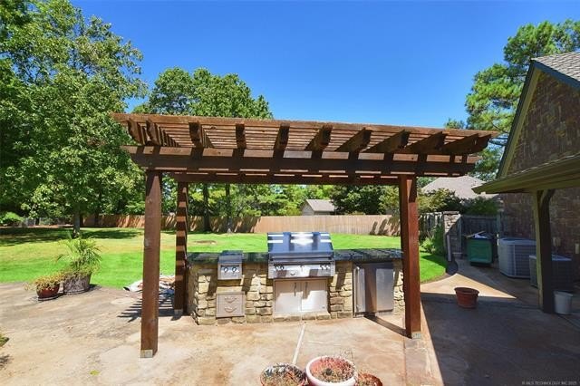 Tahlequah, Oklahoma, 74464, United States, 4 Bedrooms Bedrooms, ,4 BathroomsBathrooms,Residential,For Sale,1975818