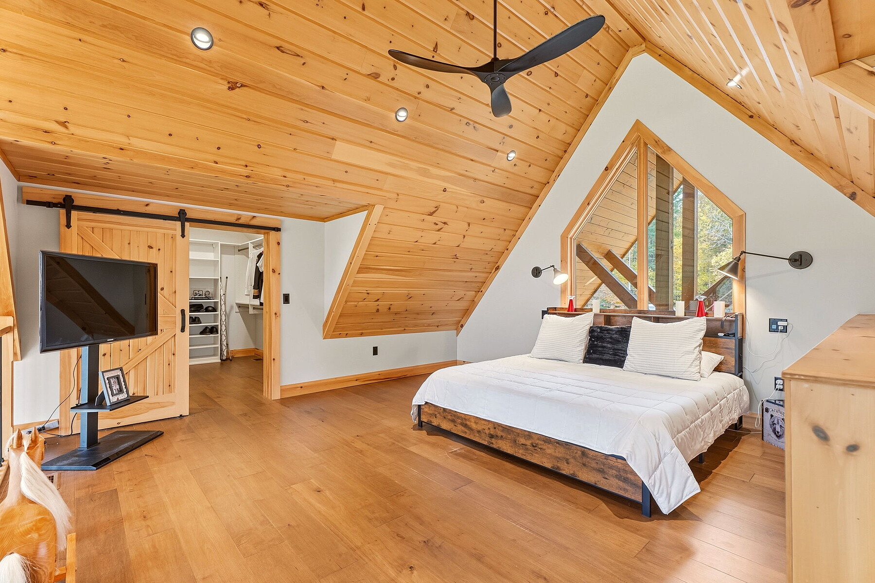  Inviting Waterfront Log Home - 物件實景