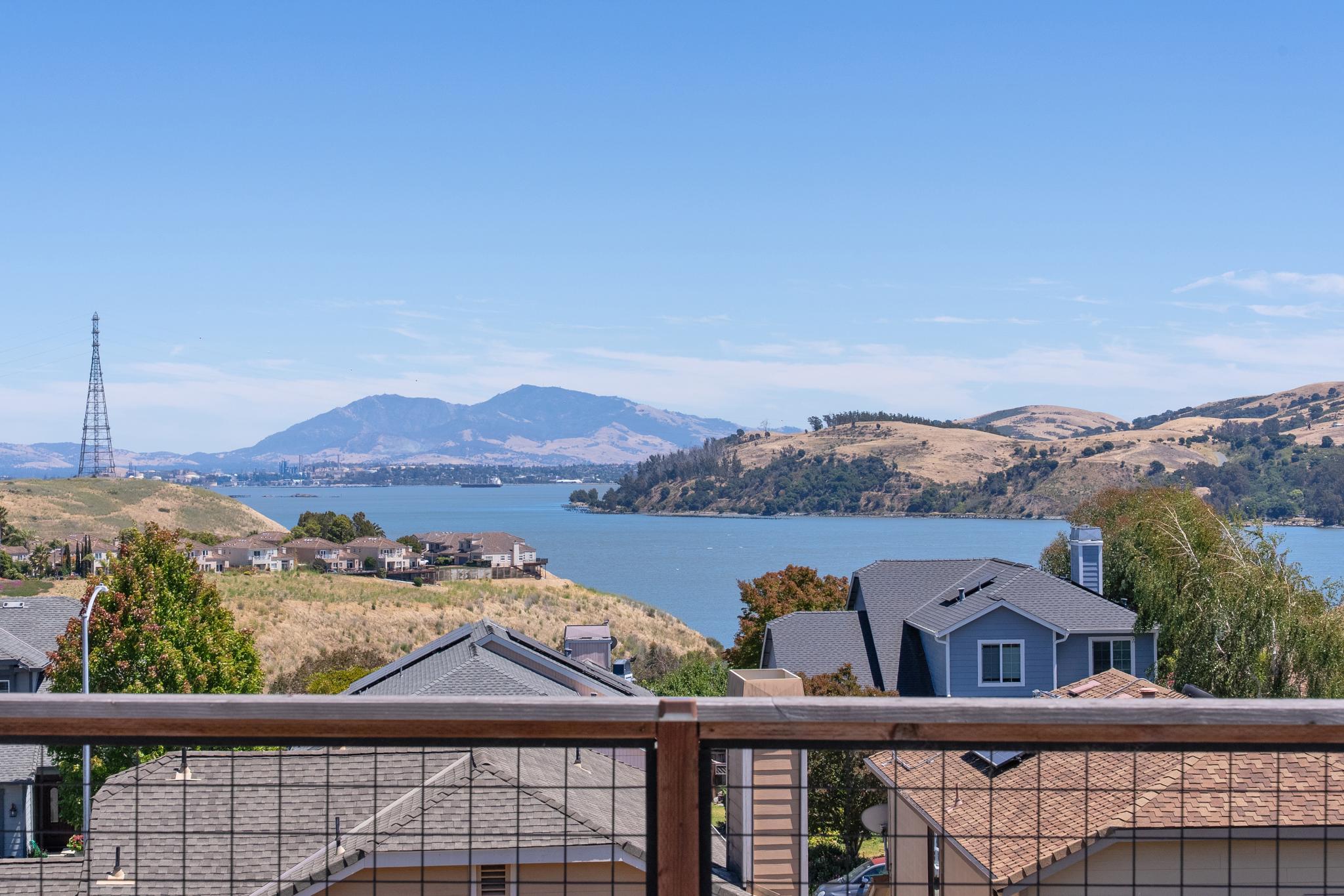  Beautifully Updated Home with Stunning Water Views - 物件實景