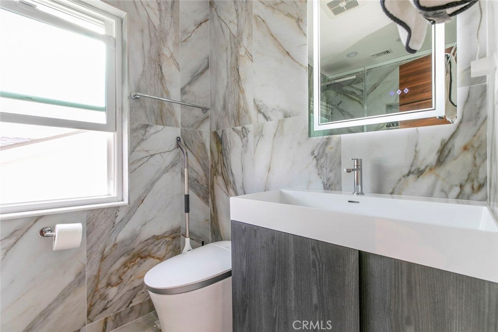 Glendale, California, 91201, United States, 4 Bedrooms Bedrooms, ,5 BathroomsBathrooms,Residential,For Sale,1969452