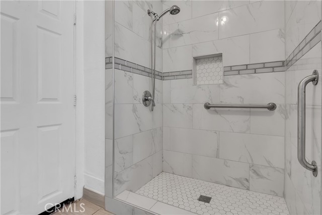 Los Angeles, California, 90062, United States, 5 Bedrooms Bedrooms, ,Residential,For Sale,1975907