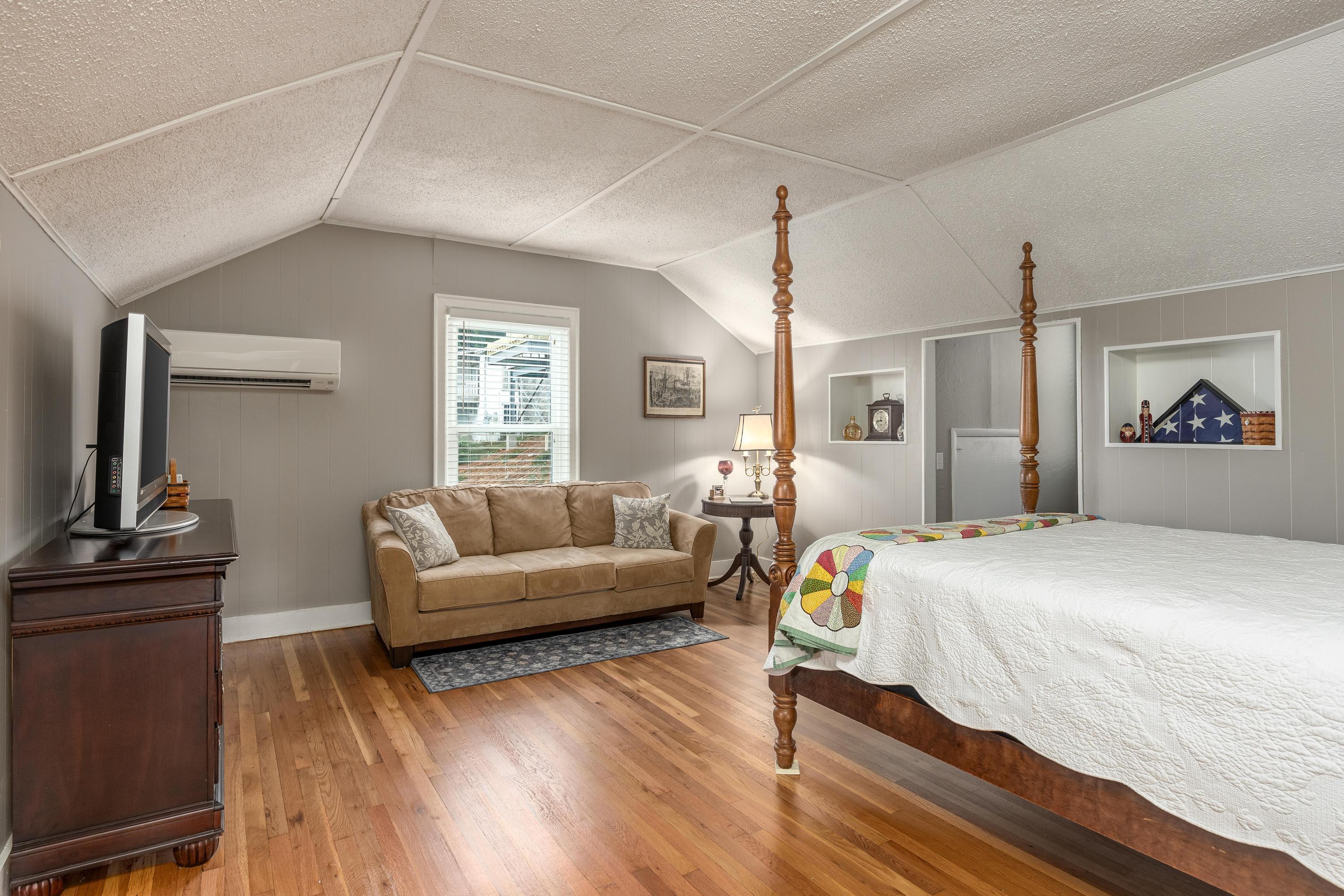 Chattanooga, Tennessee, 37404, United States, 5 Bedrooms Bedrooms, ,4 BathroomsBathrooms,Residential,For Sale,1885832