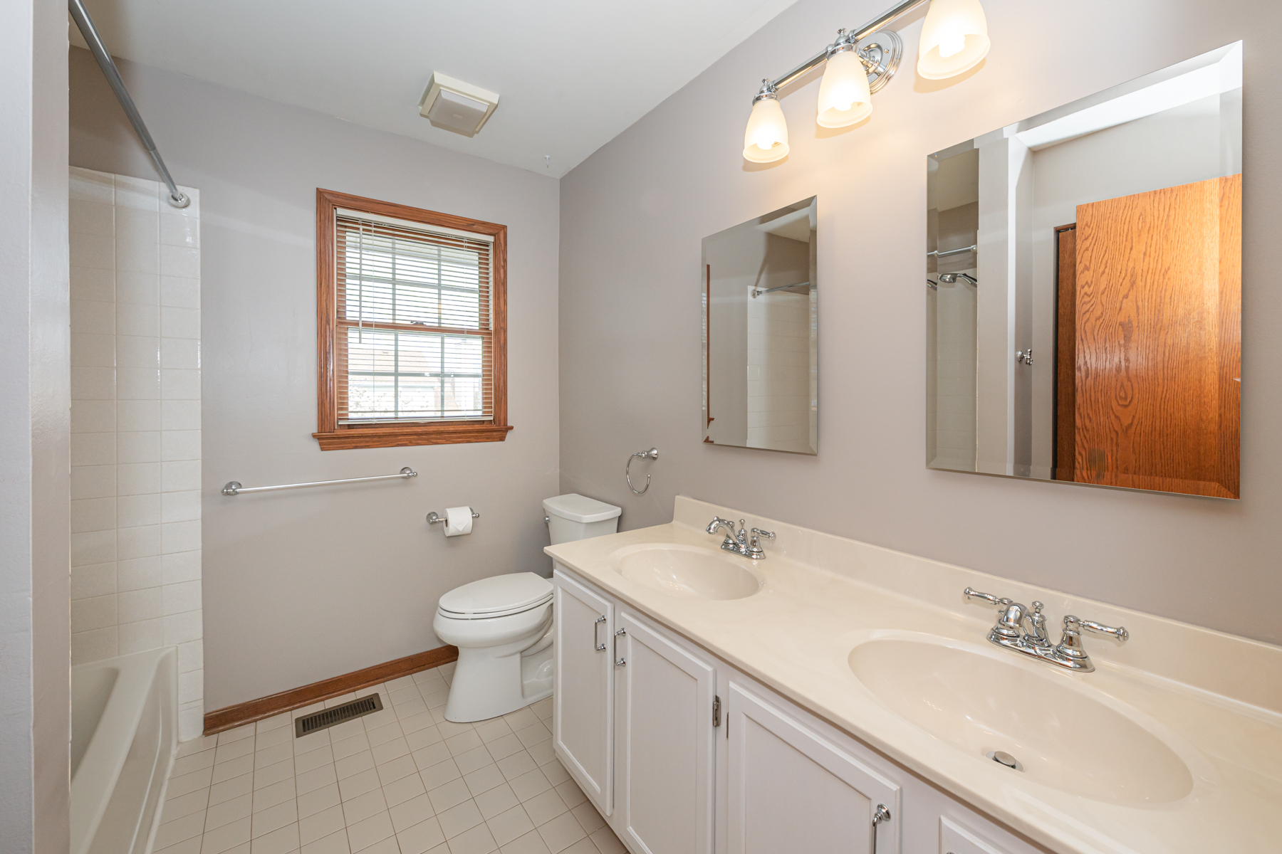  Beautifully Maintained Storybook Home - 物件實景