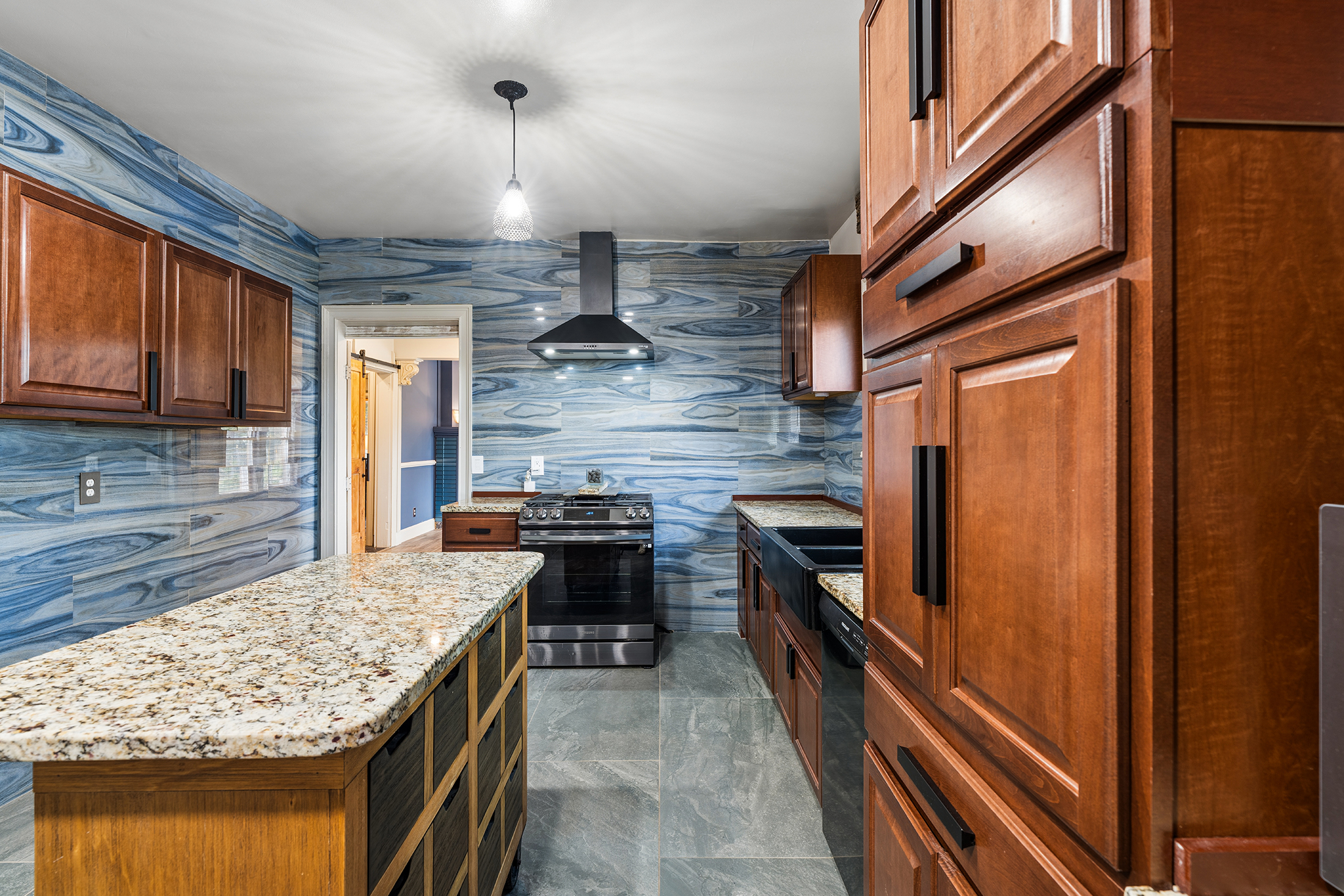  Charming Bungalow Offers Flexible Living Spaces and Impressive 0.6+/- Acre Lot - 物件實景