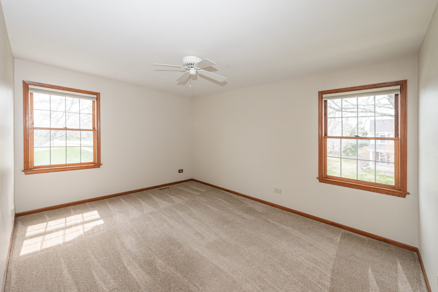  Beautifully Maintained Storybook Home - 物件實景