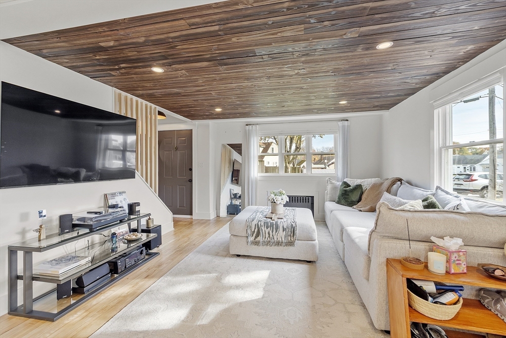 Peabody, Massachusetts, 01960, United States, 4 Bedrooms Bedrooms, ,1 BathroomBathrooms,Residential,For Sale,1990293