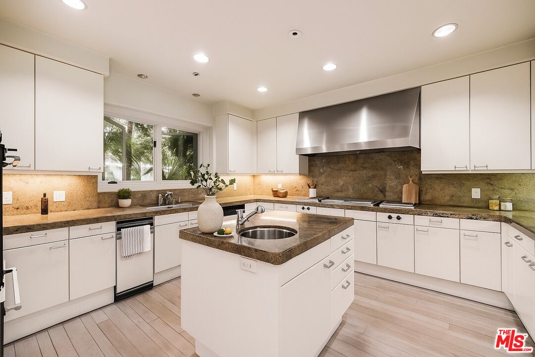 Beverly Hills, California, 90210, United States, 5 Bedrooms Bedrooms, ,4 BathroomsBathrooms,Residential,For Sale,1991118