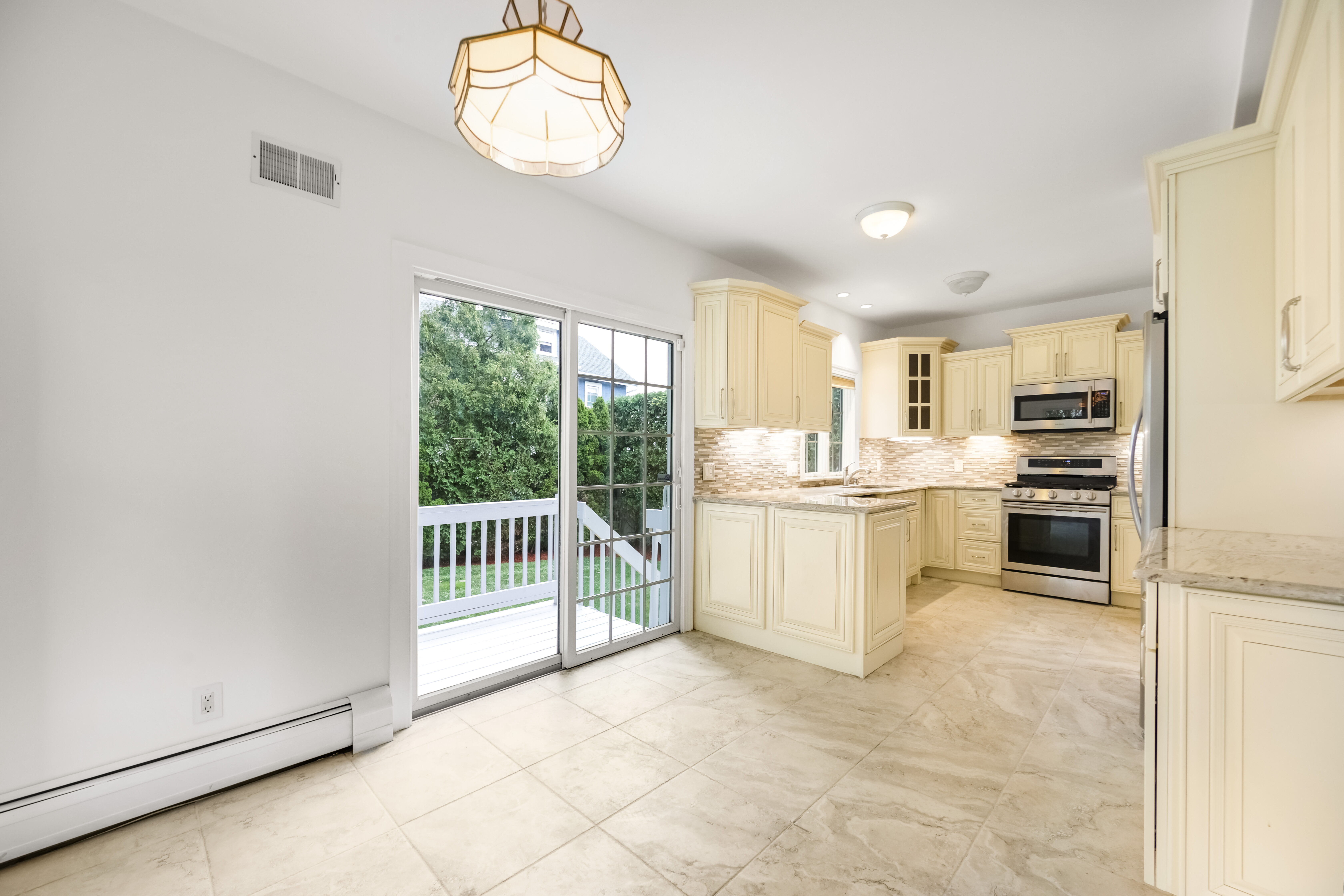 Fort Lee, New Jersey, 07024, United States, 5 Bedrooms Bedrooms, ,4 BathroomsBathrooms,Residential,For Sale,1981309