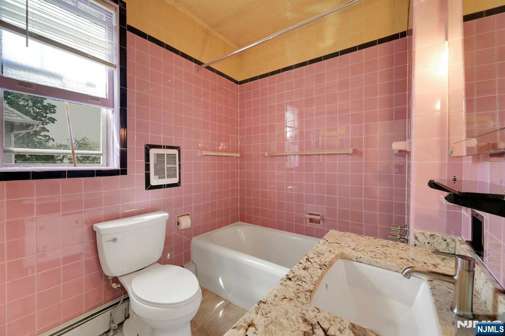 Leonia, New Jersey, 07605, United States, 5 Bedrooms Bedrooms, ,4 BathroomsBathrooms,Residential,For Sale,1934270