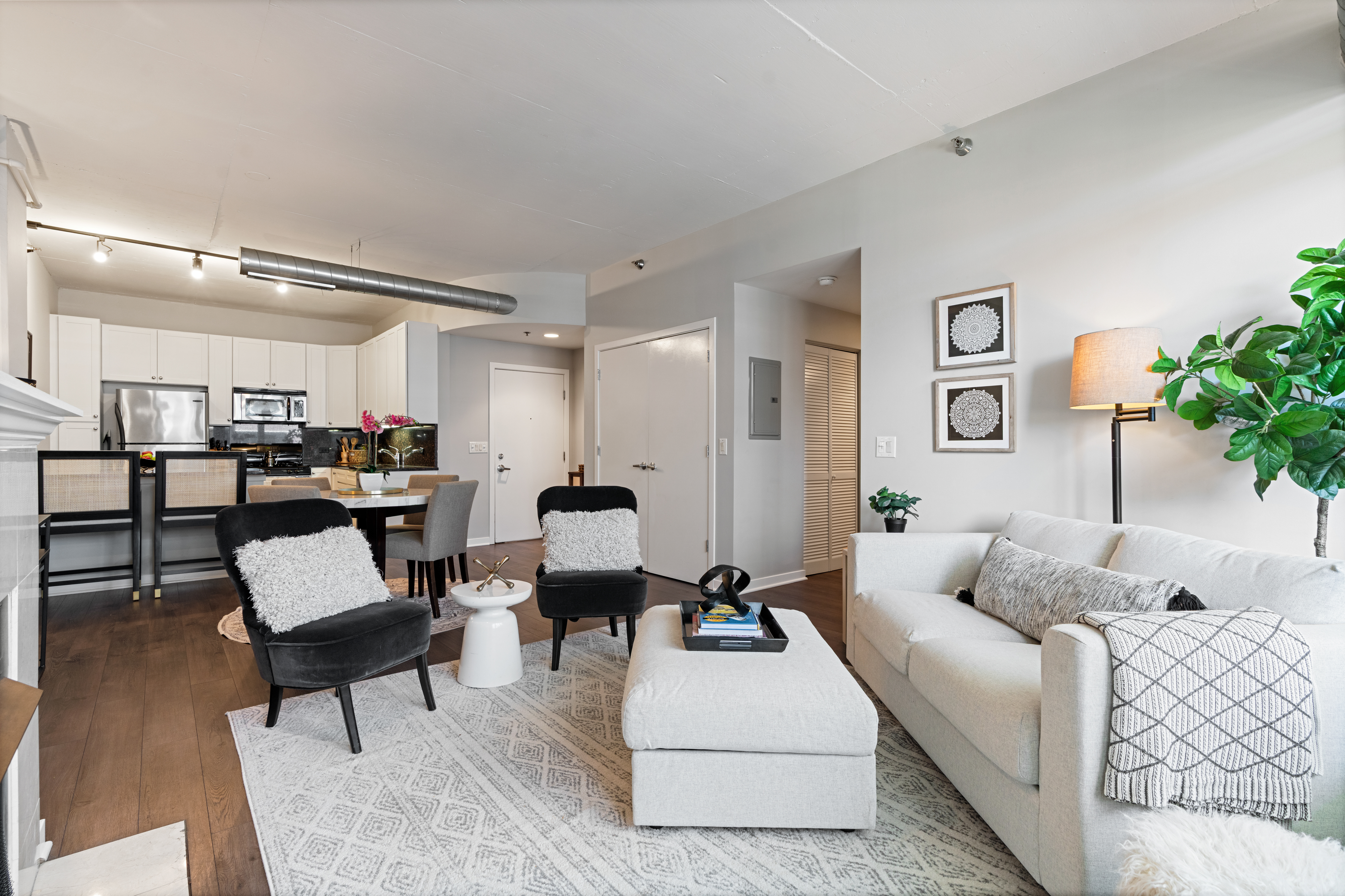  Spacious and Bright One Bedroom Condo in Perfect West Loop Location - 物件實景