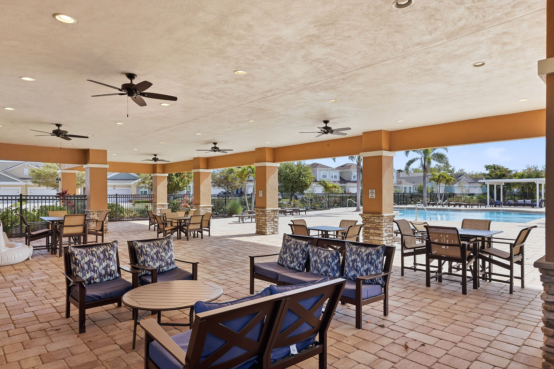  ENCLAVE/FRST LAKES - 物件實景