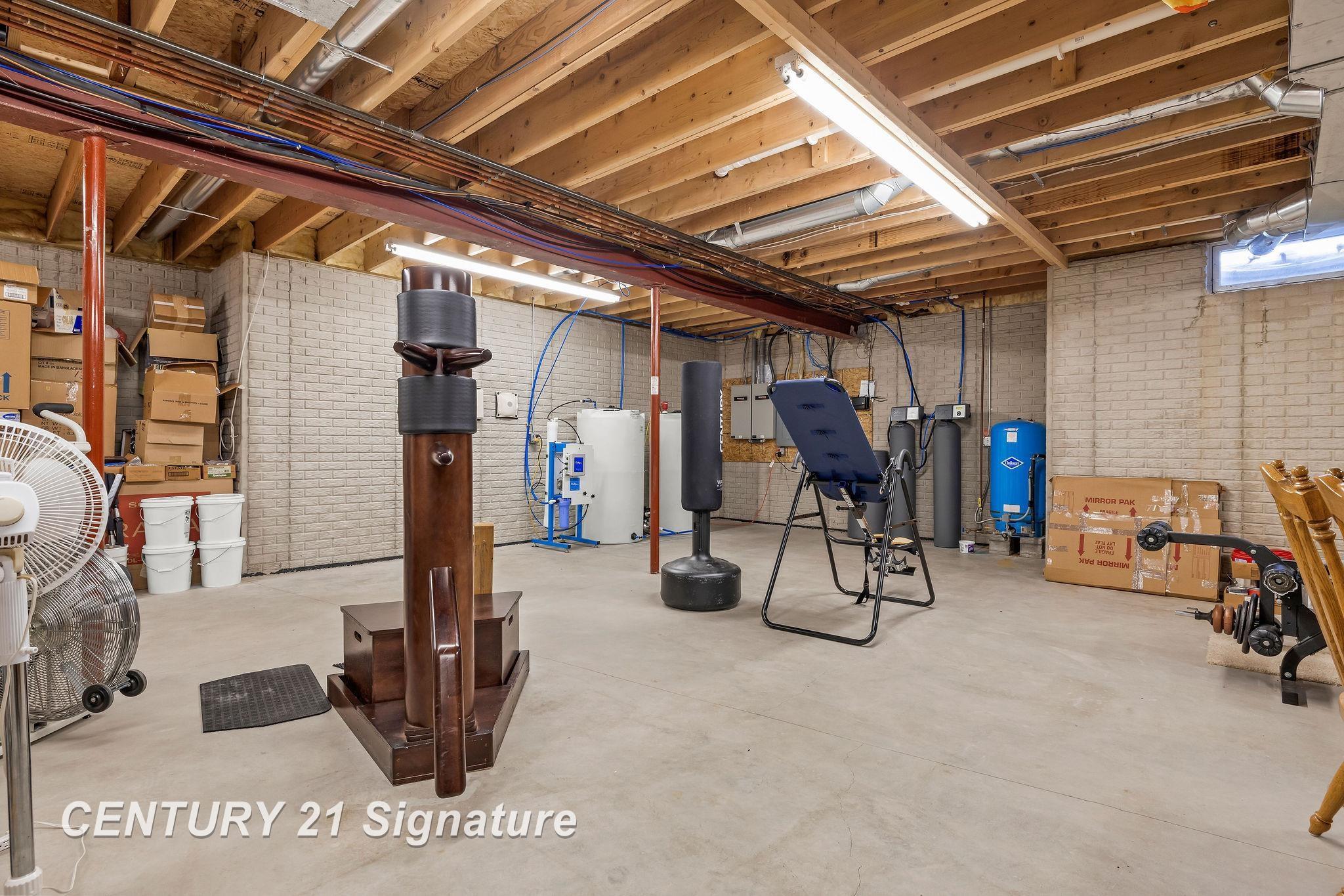 Freeland, Michigan, 48623, United States, 5 Bedrooms Bedrooms, ,4 BathroomsBathrooms,Residential,For Sale,1973671