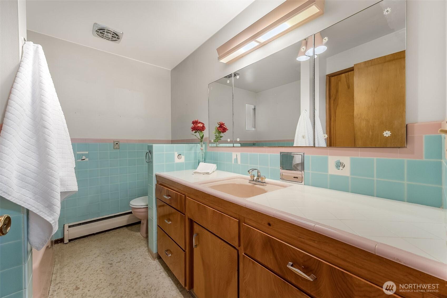 TACOMA, Washington, 98443, United States, 4 Bedrooms Bedrooms, ,3 BathroomsBathrooms,Residential,For Sale,1896165