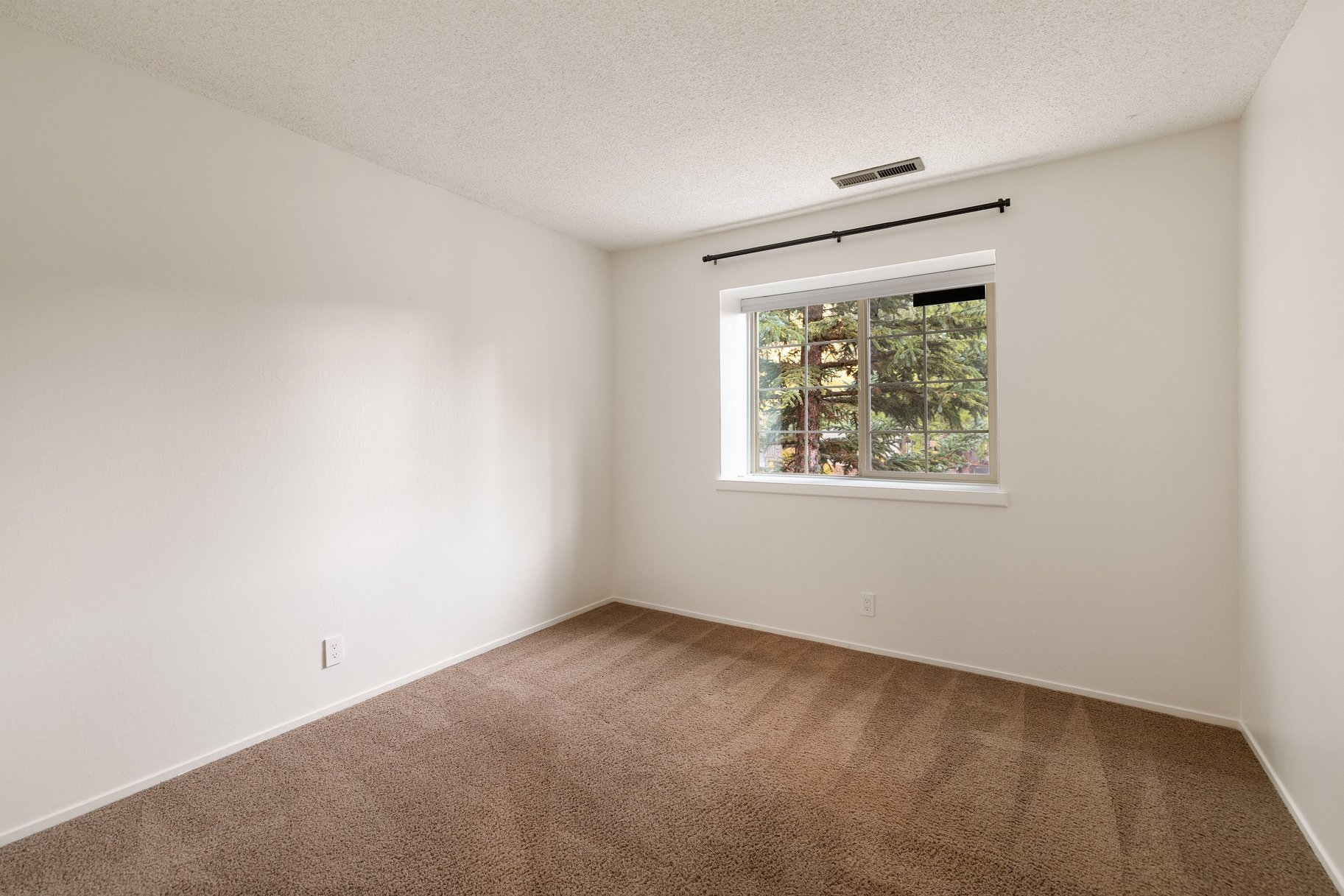  Updated and Well Located Lake Forest Glen Condo - 物件實景