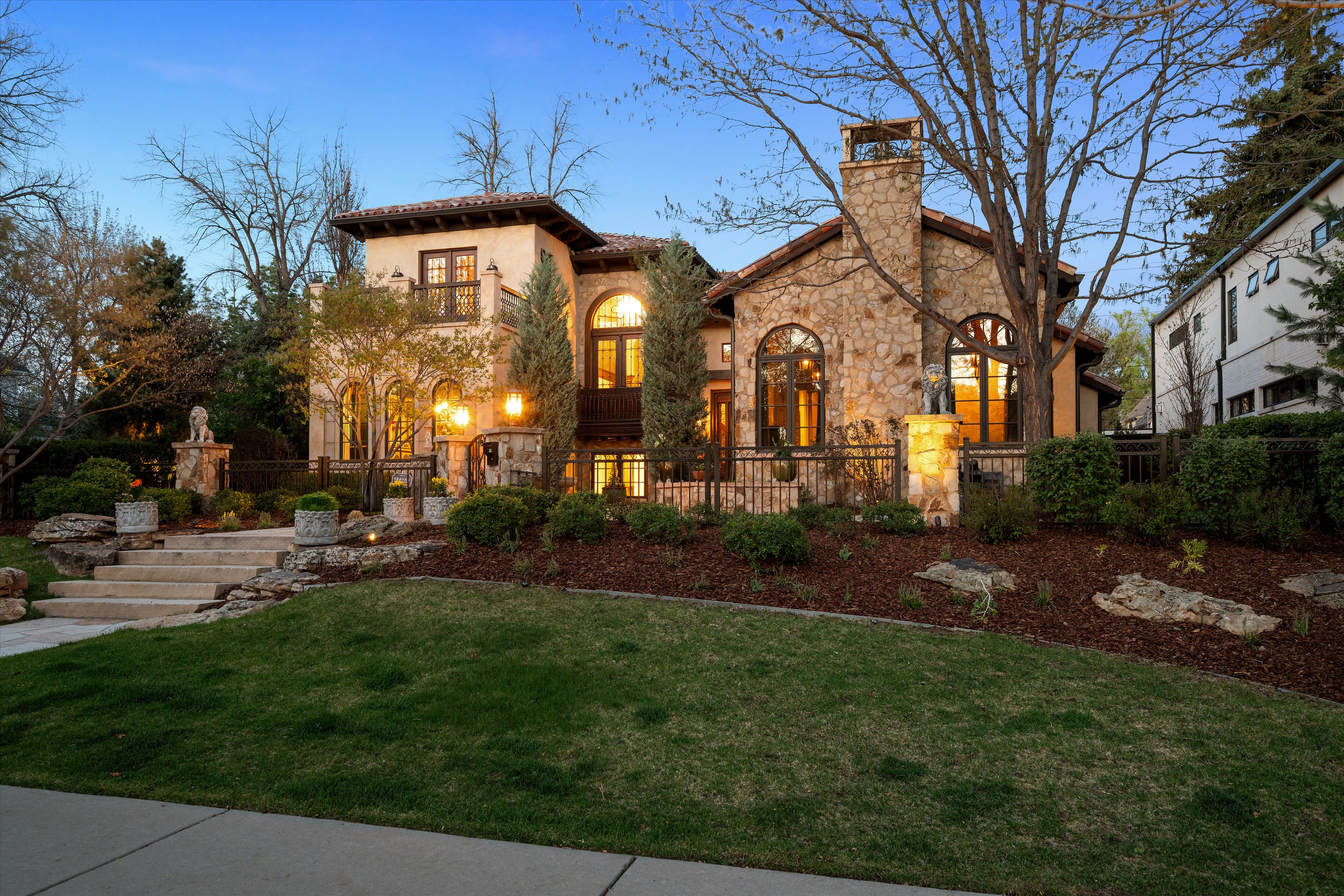  Rare Spanish Colonial Revival Home in One of Observatory Park - 物件實景