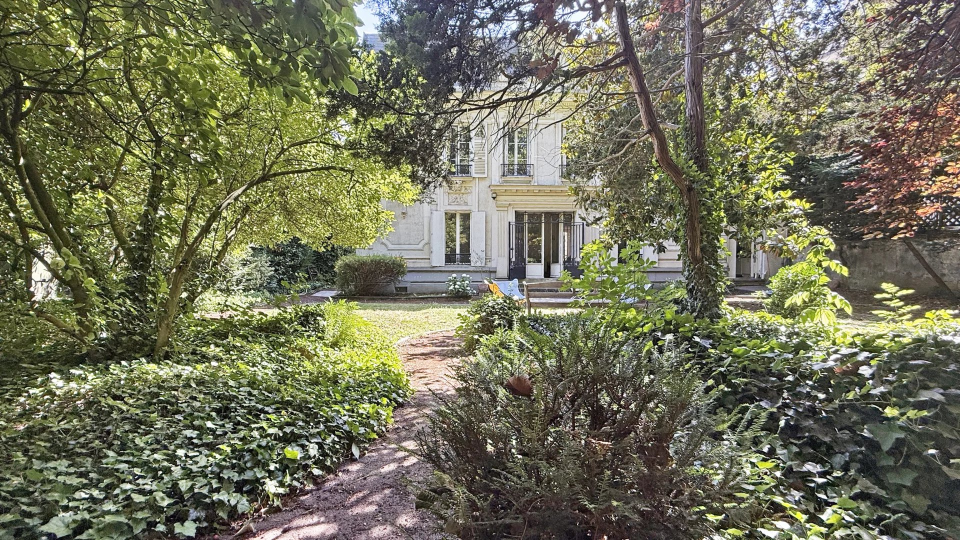 Versailles, Île-de-France, 78000, FR, 8 Bedrooms Bedrooms, ,8 BathroomsBathrooms,Residential,For Sale,1876940