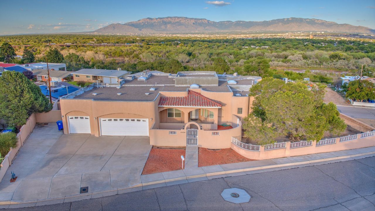 Albuquerque, New Mexico, 87105, United States, 3 Bedrooms Bedrooms, ,4 BathroomsBathrooms,Residential,For Sale,1947085