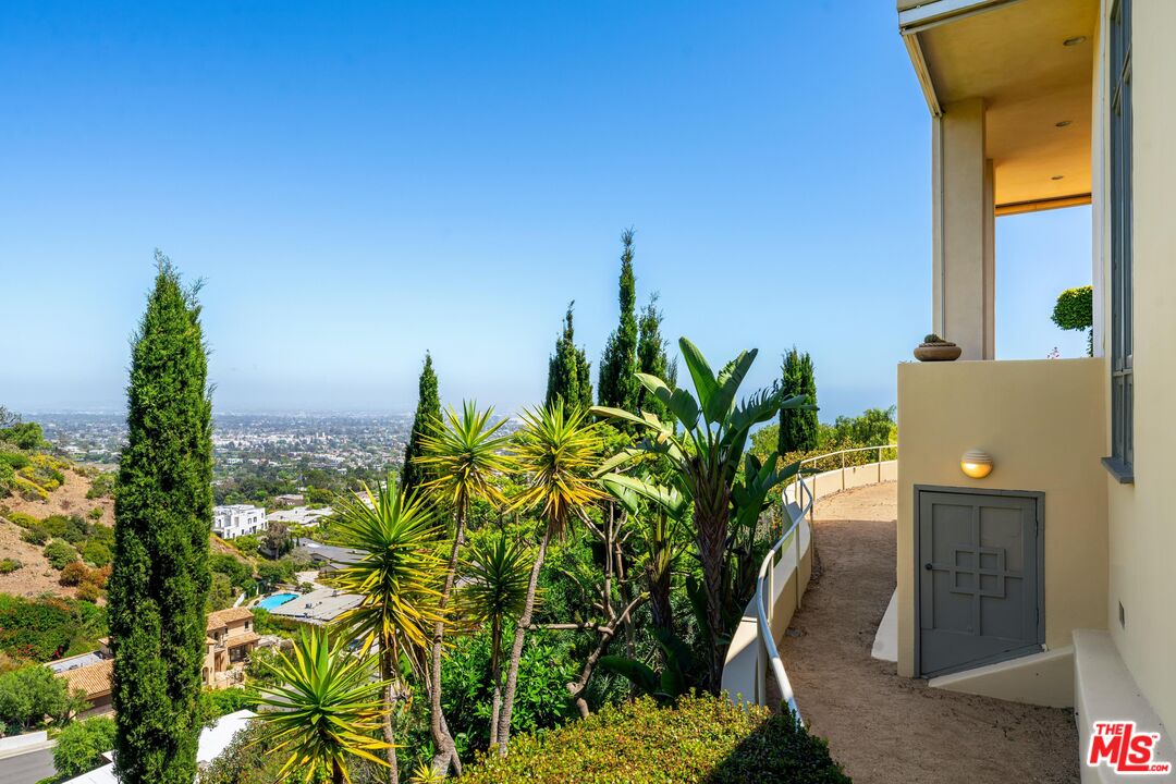 Pacific Palisades, California, 90272, United States, 4 Bedrooms Bedrooms, ,2 BathroomsBathrooms,Residential,For Sale,1770890